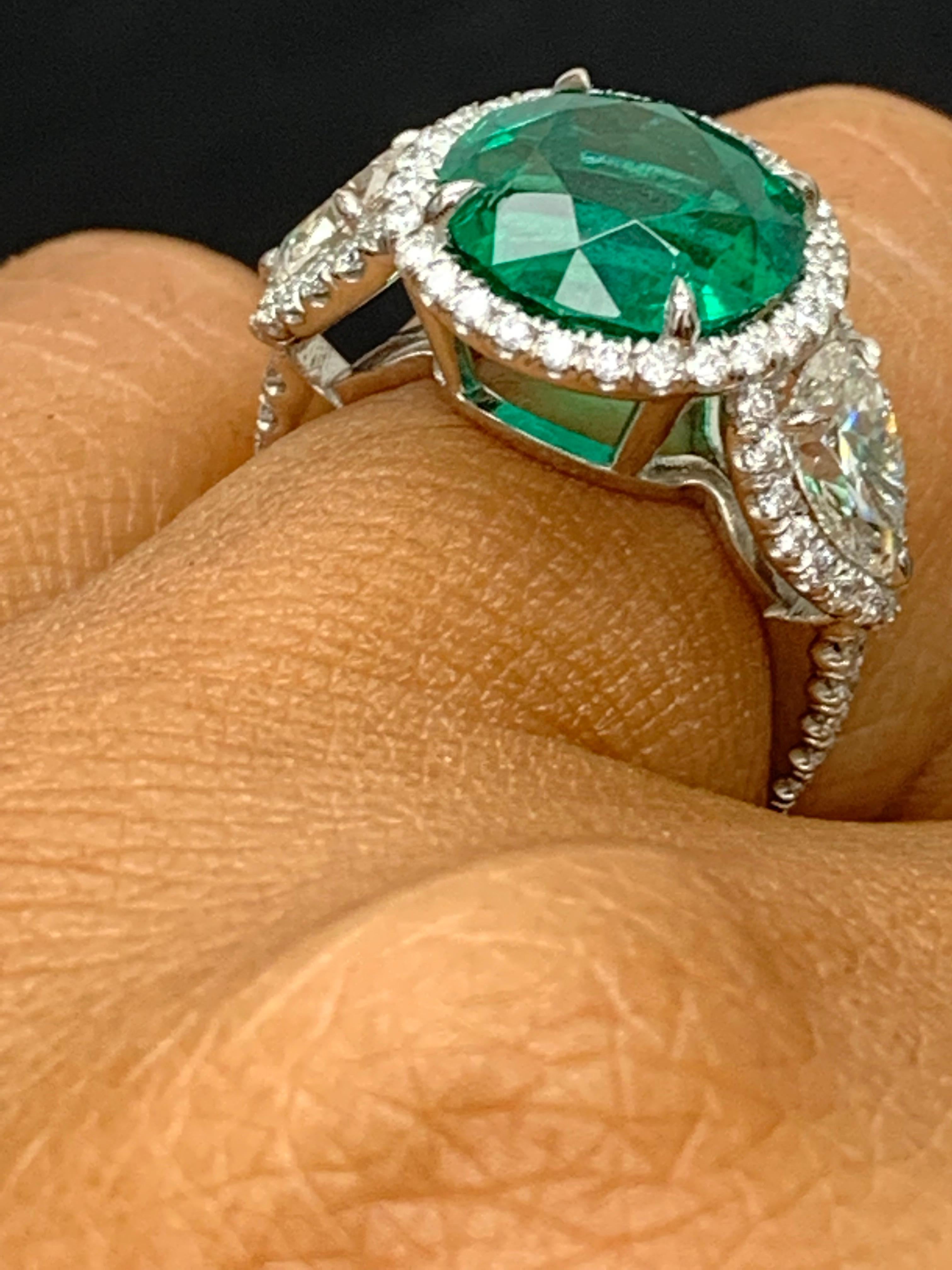4.95 Carat Round Cut Emerald and Diamond 3 Stone Halo Ring in Platinum (Bague de halo à 3 pierres en platine) en vente 12