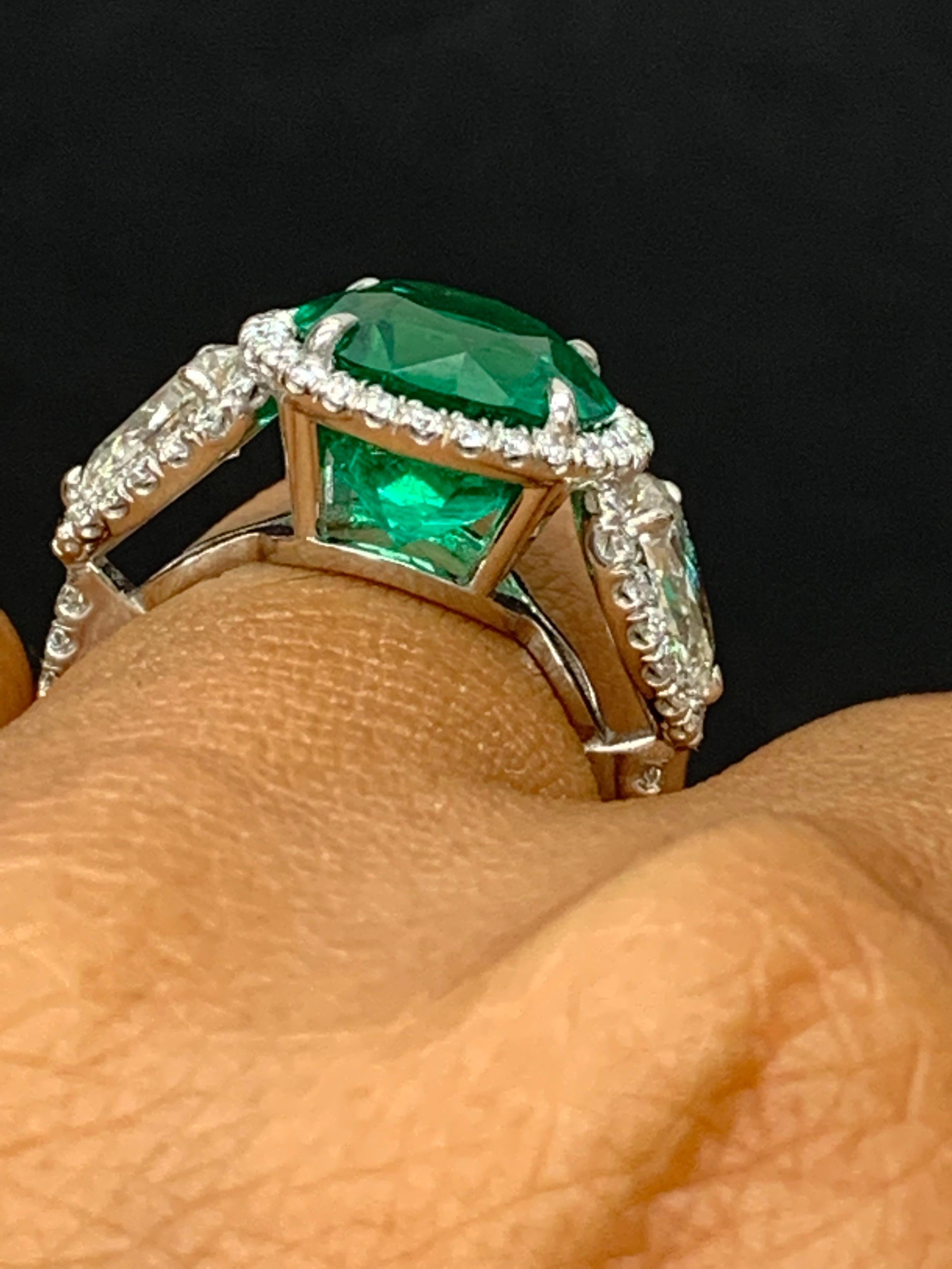 4.95 Carat Round Cut Emerald and Diamond 3 Stone Halo Ring in Platinum (Bague de halo à 3 pierres en platine) en vente 13