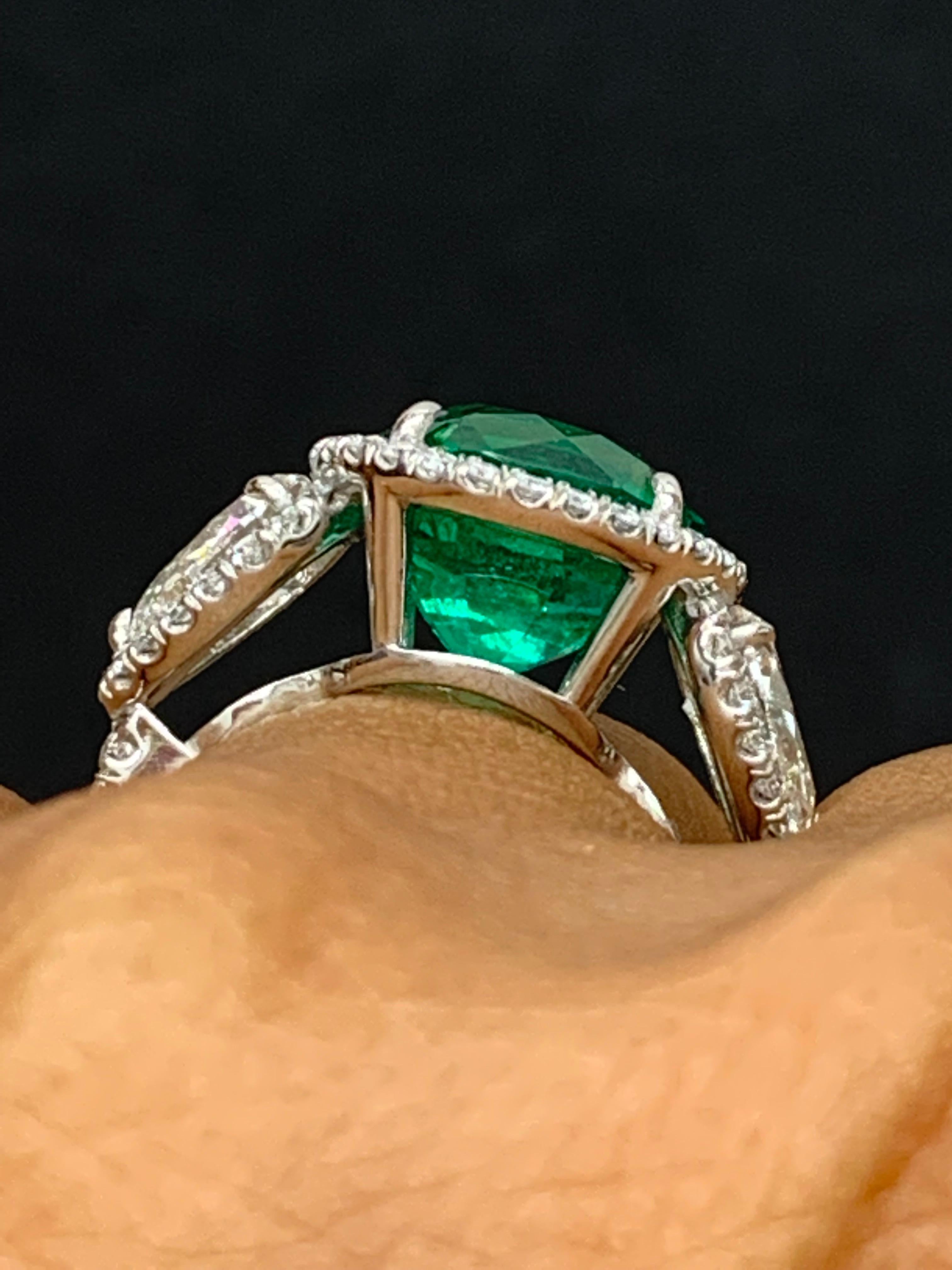 4.95 Carat Round Cut Emerald and Diamond 3 Stone Halo Ring in Platinum (Bague de halo à 3 pierres en platine) en vente 14