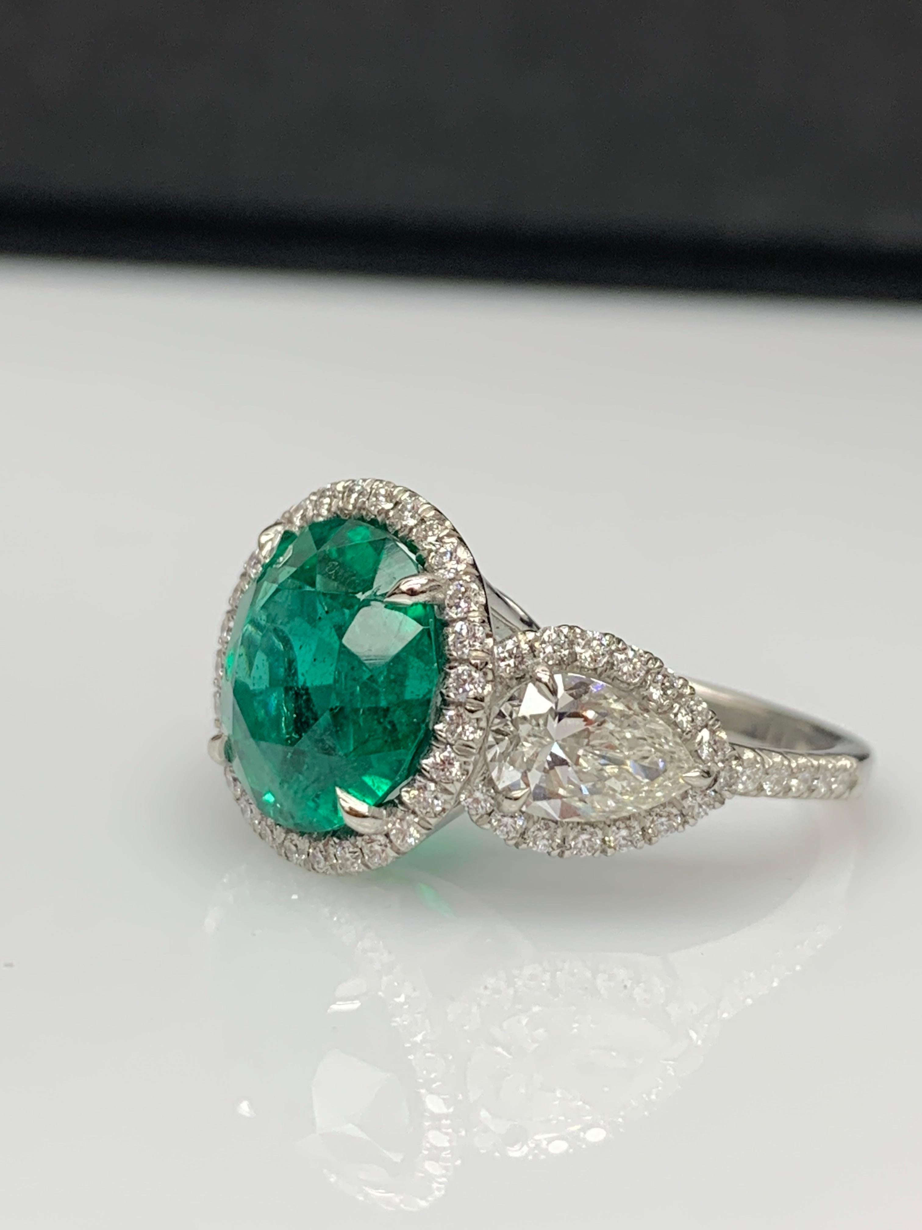 Moderne 4.95 Carat Round Cut Emerald and Diamond 3 Stone Halo Ring in Platinum (Bague de halo à 3 pierres en platine) en vente