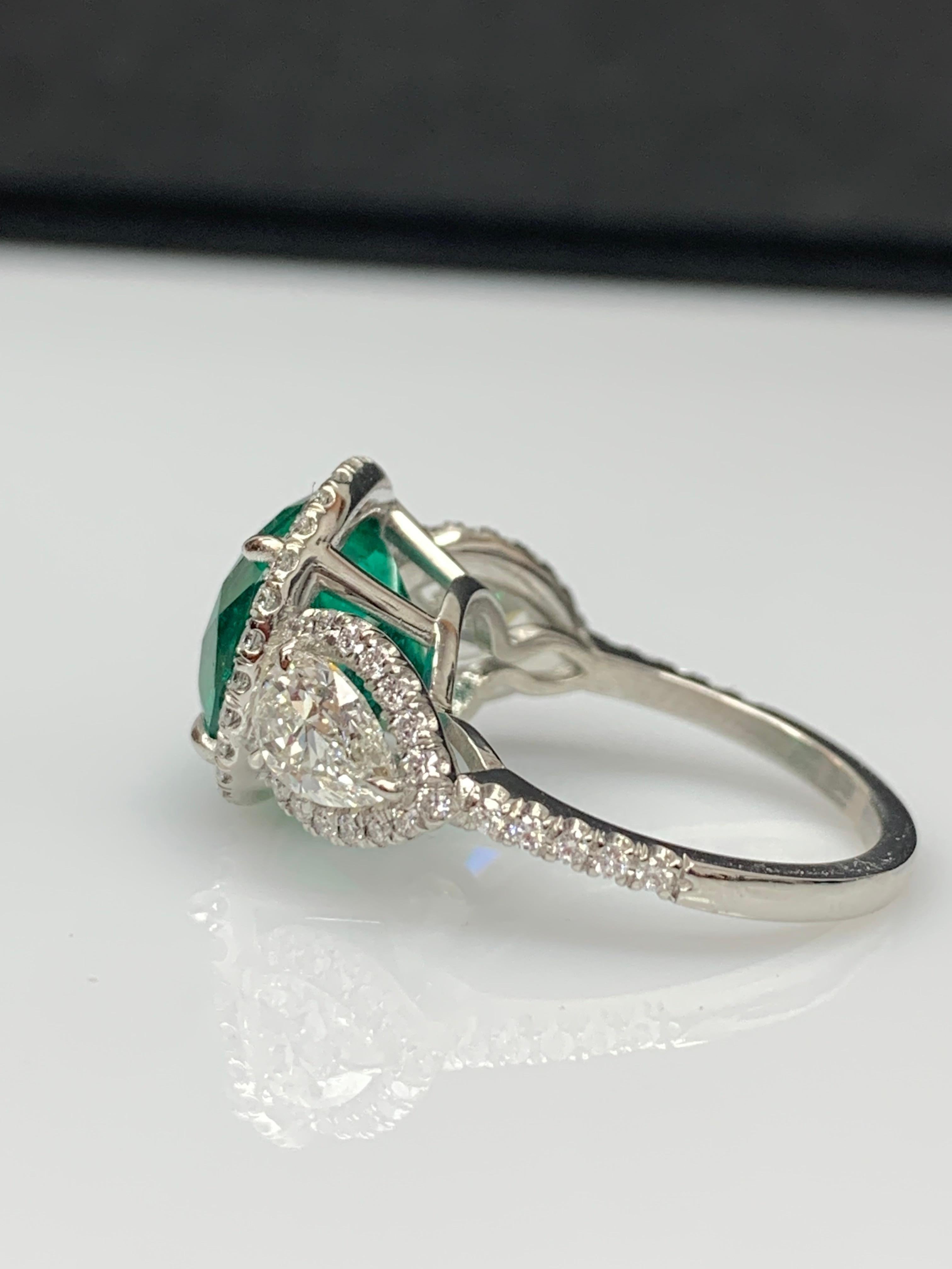 Taille ronde 4.95 Carat Round Cut Emerald and Diamond 3 Stone Halo Ring in Platinum (Bague de halo à 3 pierres en platine) en vente