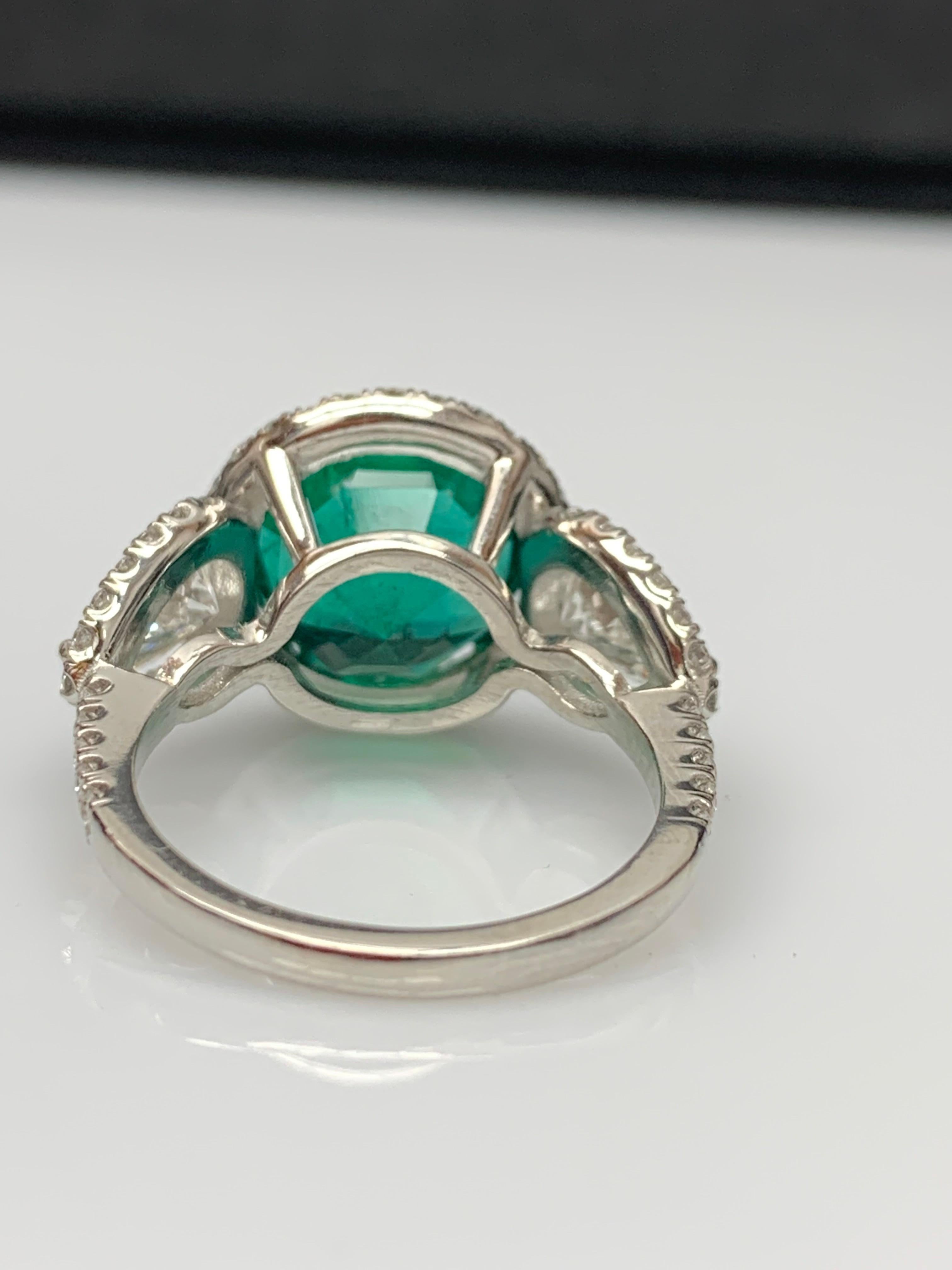 4.95 Carat Round Cut Emerald and Diamond 3 Stone Halo Ring in Platinum (Bague de halo à 3 pierres en platine) Neuf - En vente à NEW YORK, NY