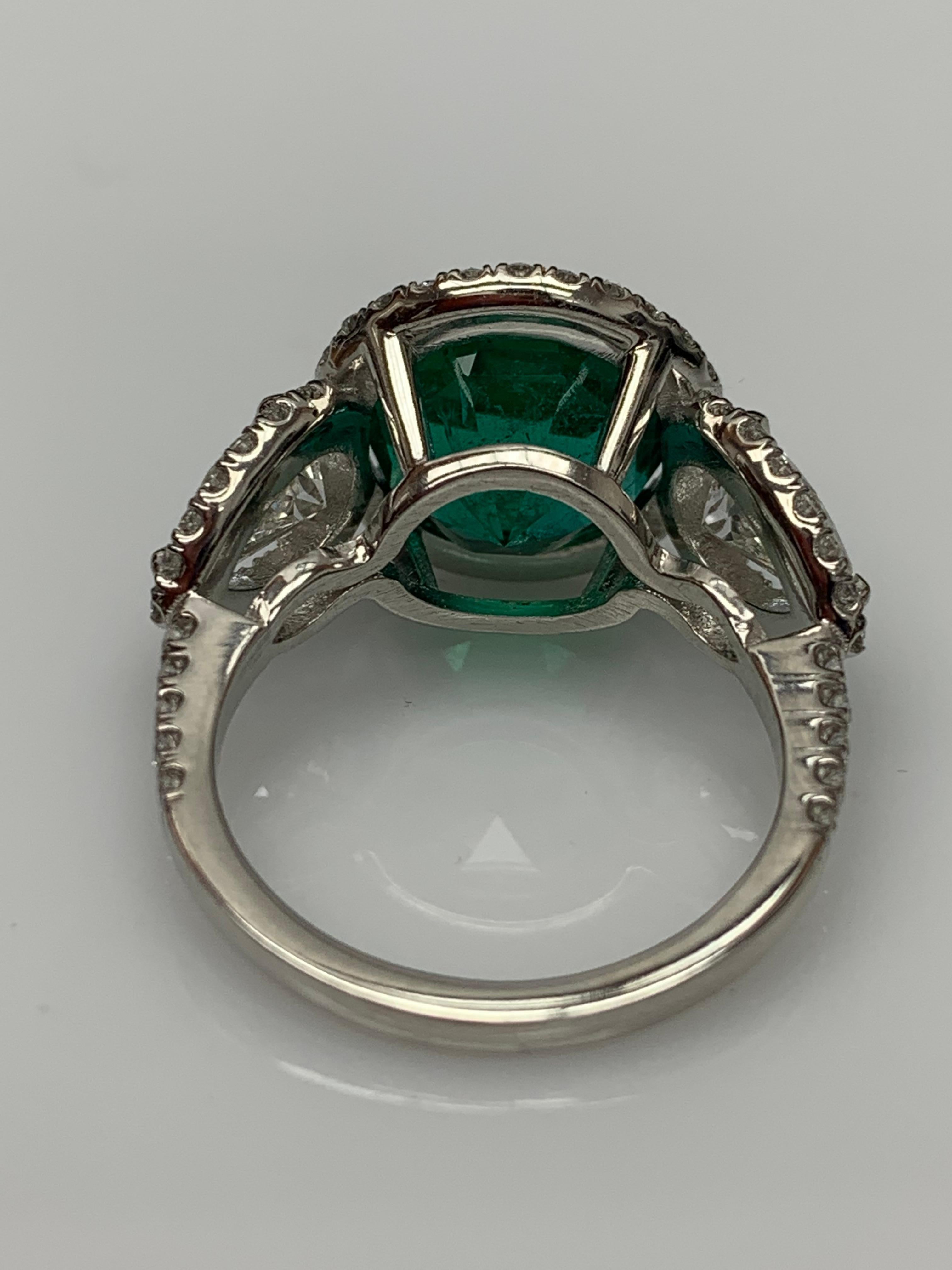 4.95 Carat Round Cut Emerald and Diamond 3 Stone Halo Ring in Platinum (Bague de halo à 3 pierres en platine) Pour femmes en vente