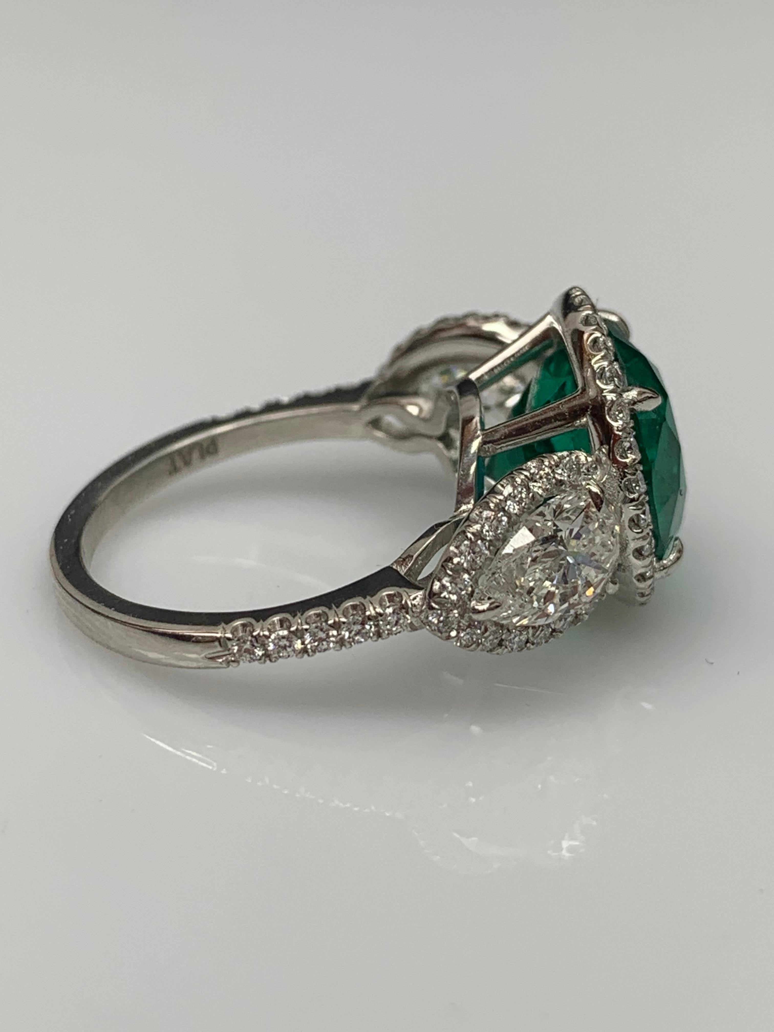 4.95 Carat Round Cut Emerald and Diamond 3 Stone Halo Ring in Platinum (Bague de halo à 3 pierres en platine) en vente 1