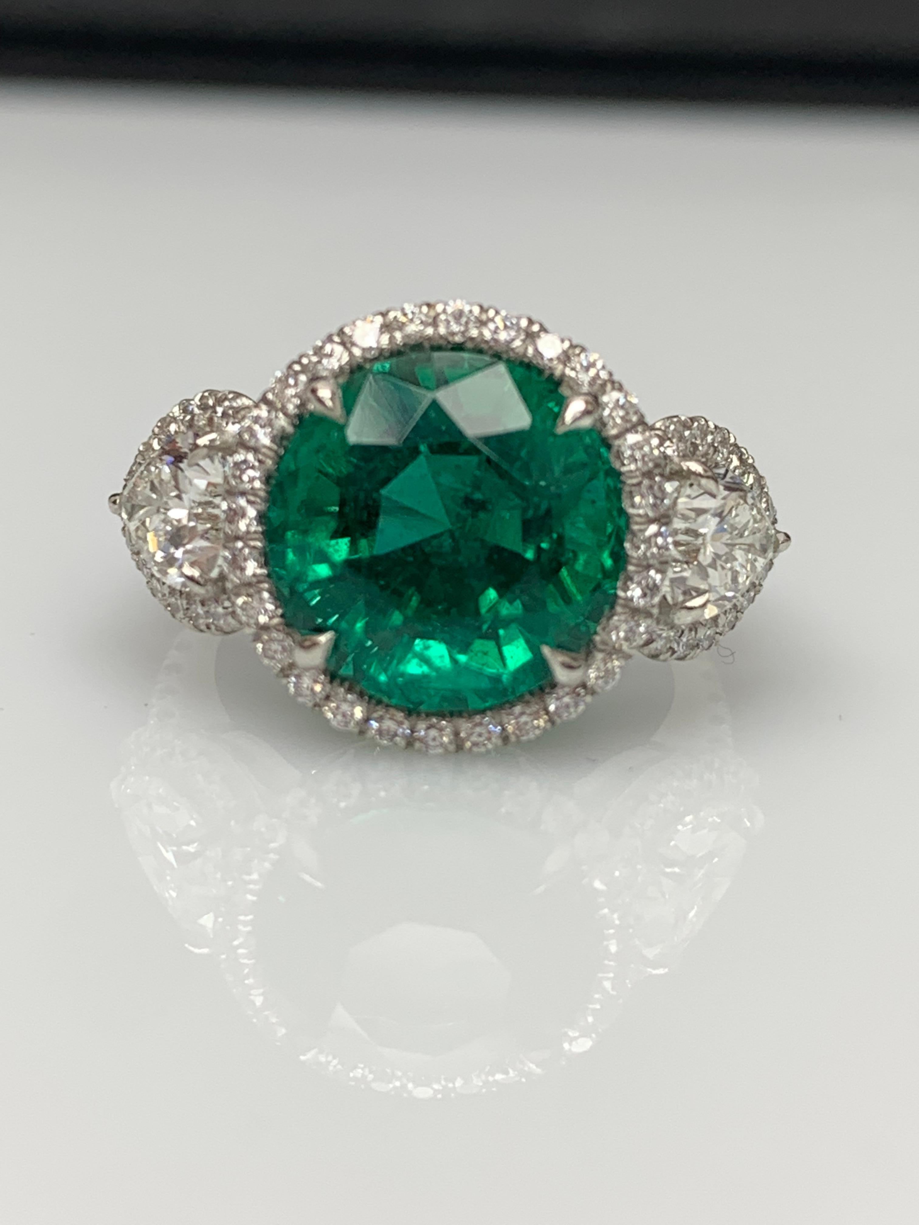 4.95 Carat Round Cut Emerald and Diamond 3 Stone Halo Ring in Platinum (Bague de halo à 3 pierres en platine) en vente 2