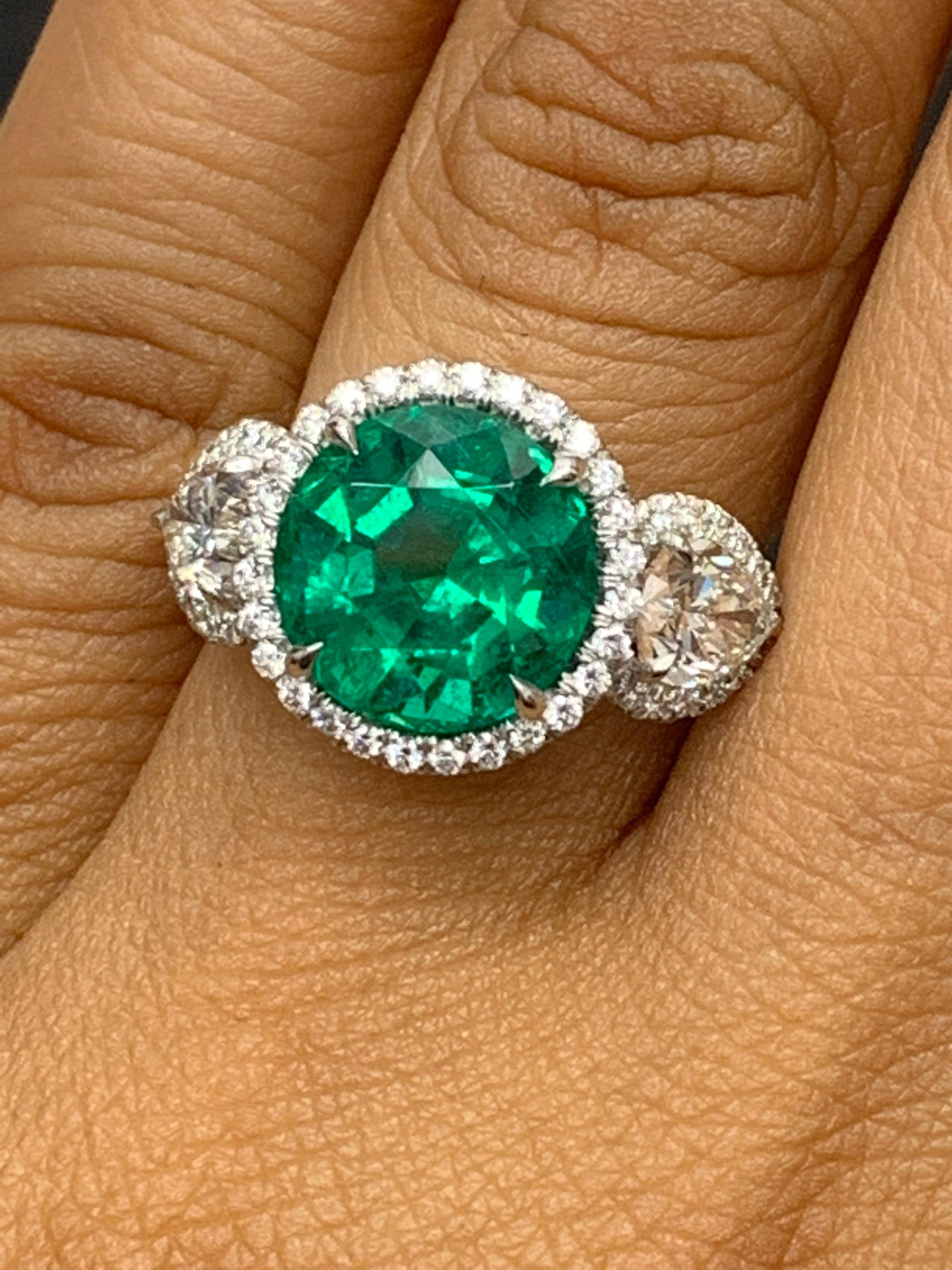 4.95 Carat Round Cut Emerald and Diamond 3 Stone Halo Ring in Platinum (Bague de halo à 3 pierres en platine) en vente 3