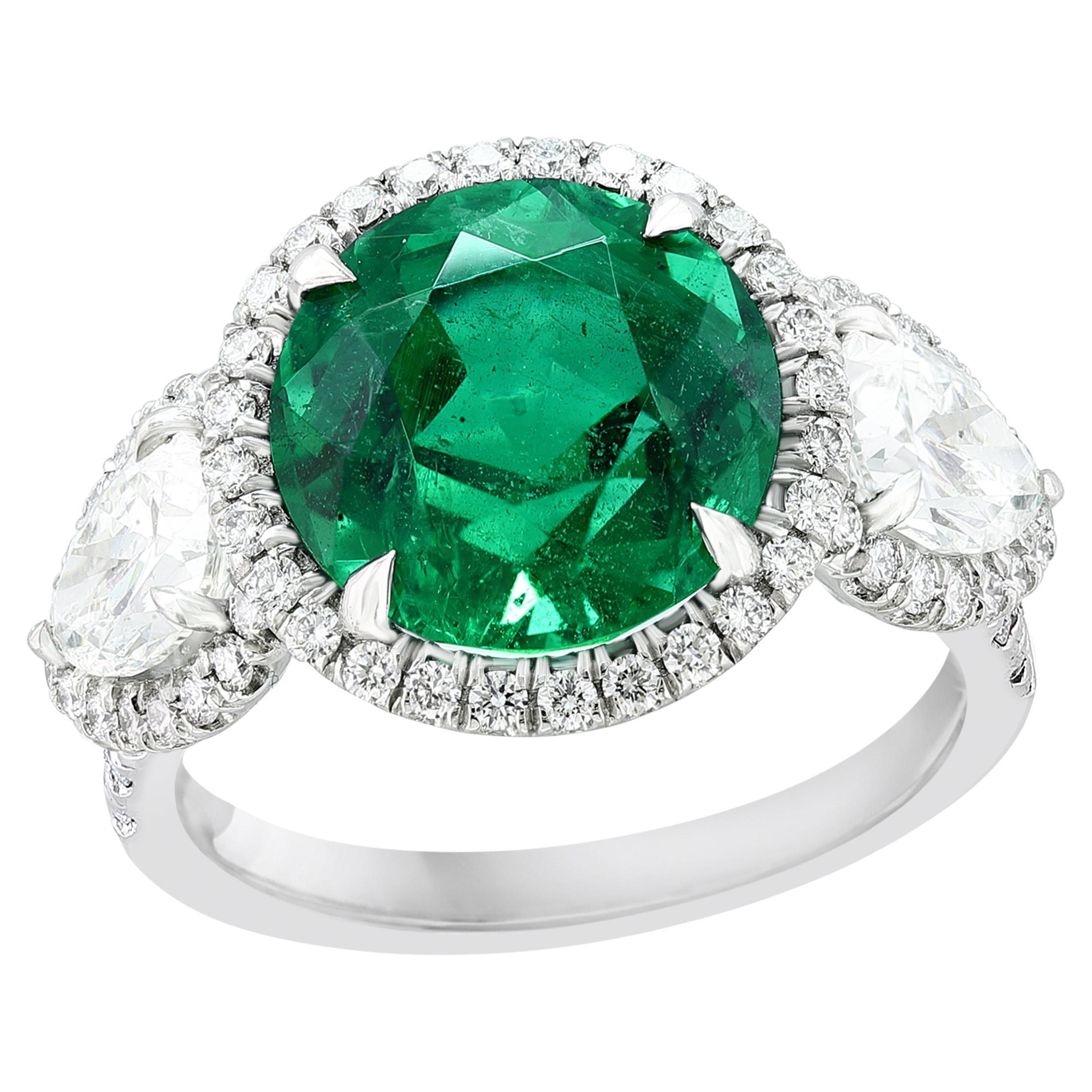 4,95 Karat Rundschliff Smaragd und Diamant 3 Stein Halo Ring in Platin