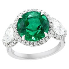 4,95 Karat Rundschliff Smaragd und Diamant 3 Stein Halo Ring in Platin