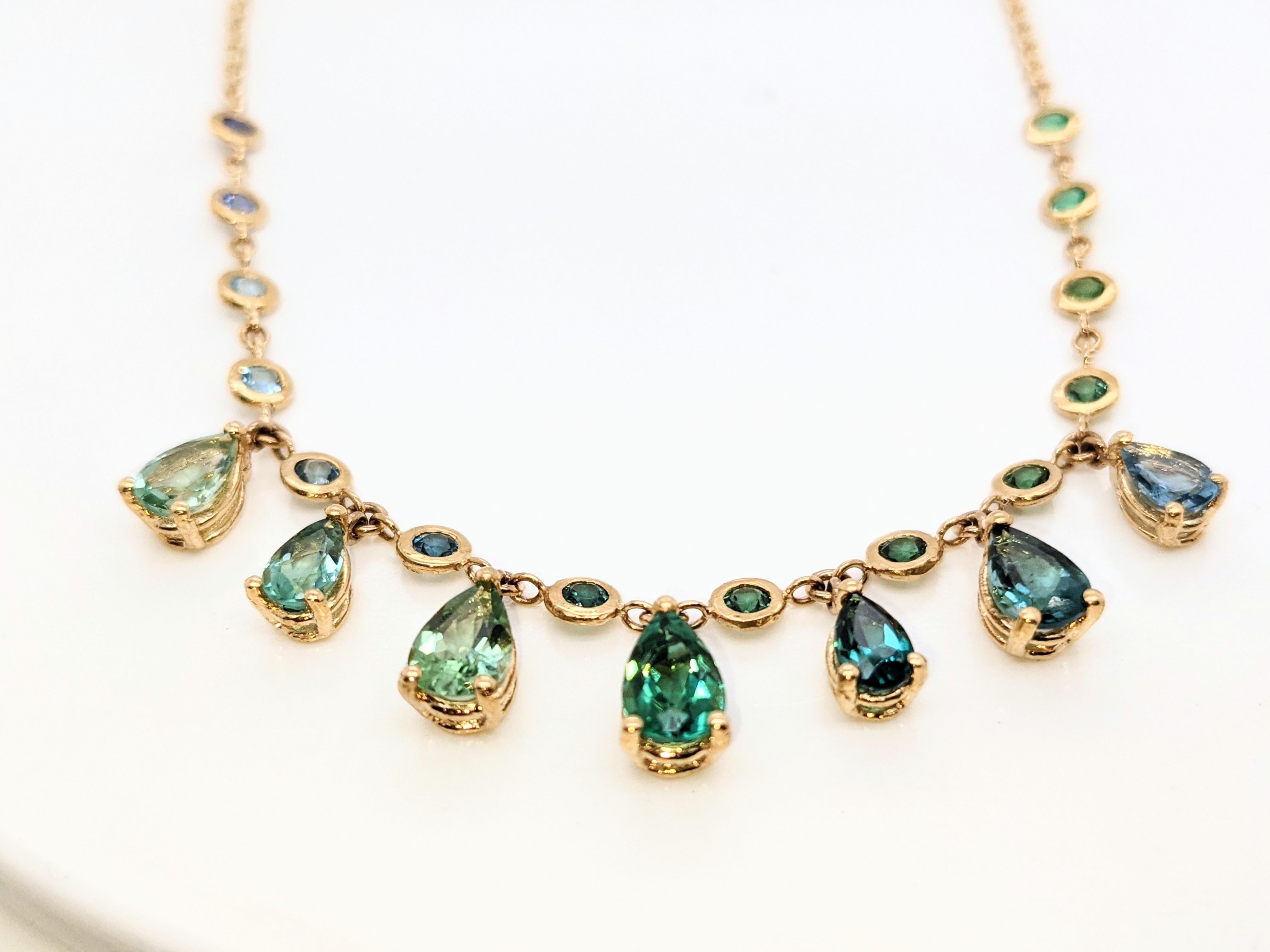 Taille baguette Collier saphir émeraude aigue-marine tourmaline 4.95 carats or jaune 18k en vente