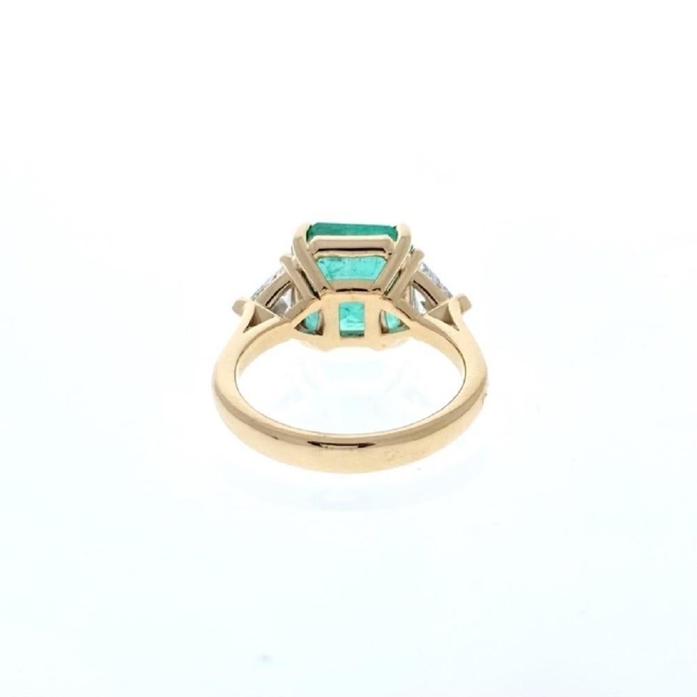 Contemporary 4.95 Carat Square Green Emerald Ring In 18k Yellow Gold For Sale