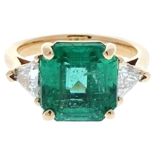 4.95 Carat Square Green Emerald Ring In 18k Yellow Gold For Sale