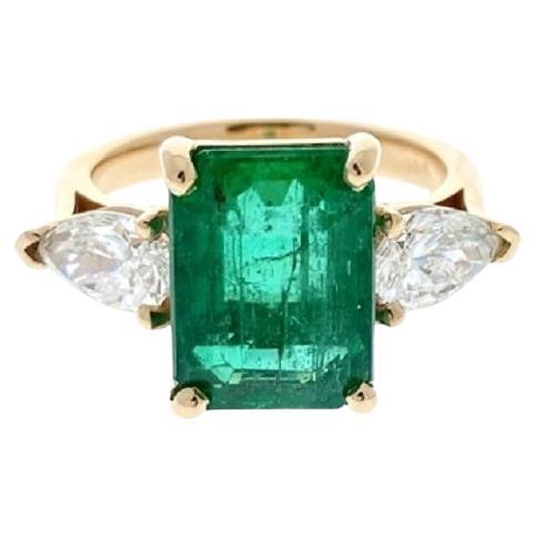 4.95 Carat Square Green Emerald Ring In 18k Yellow Gold For Sale