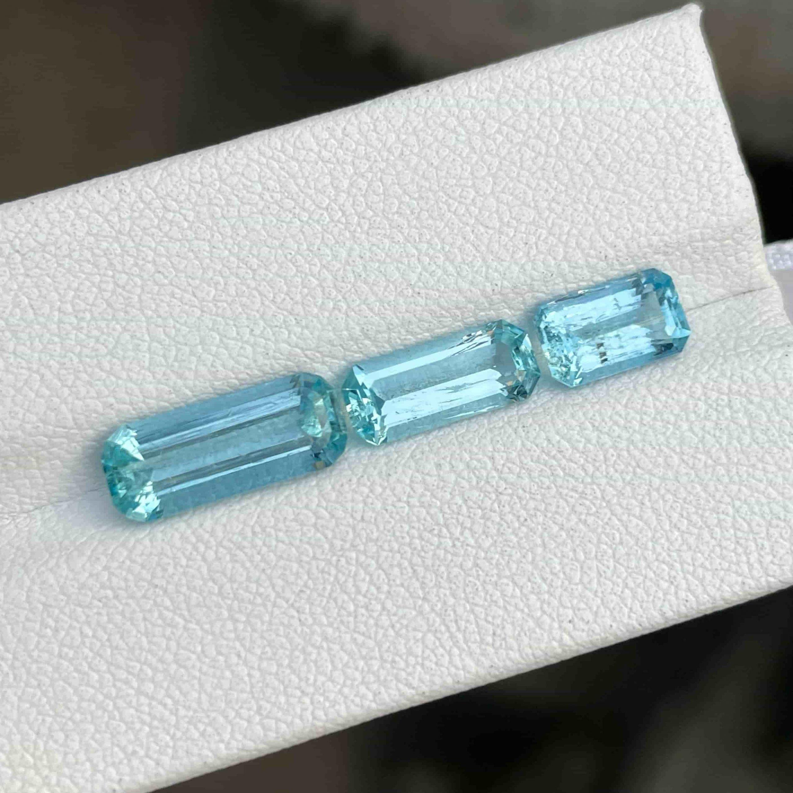 Moderne Pierres précieuses non serties d'aigue-marine bleu intense de 4,95 carats du Brésil en vente