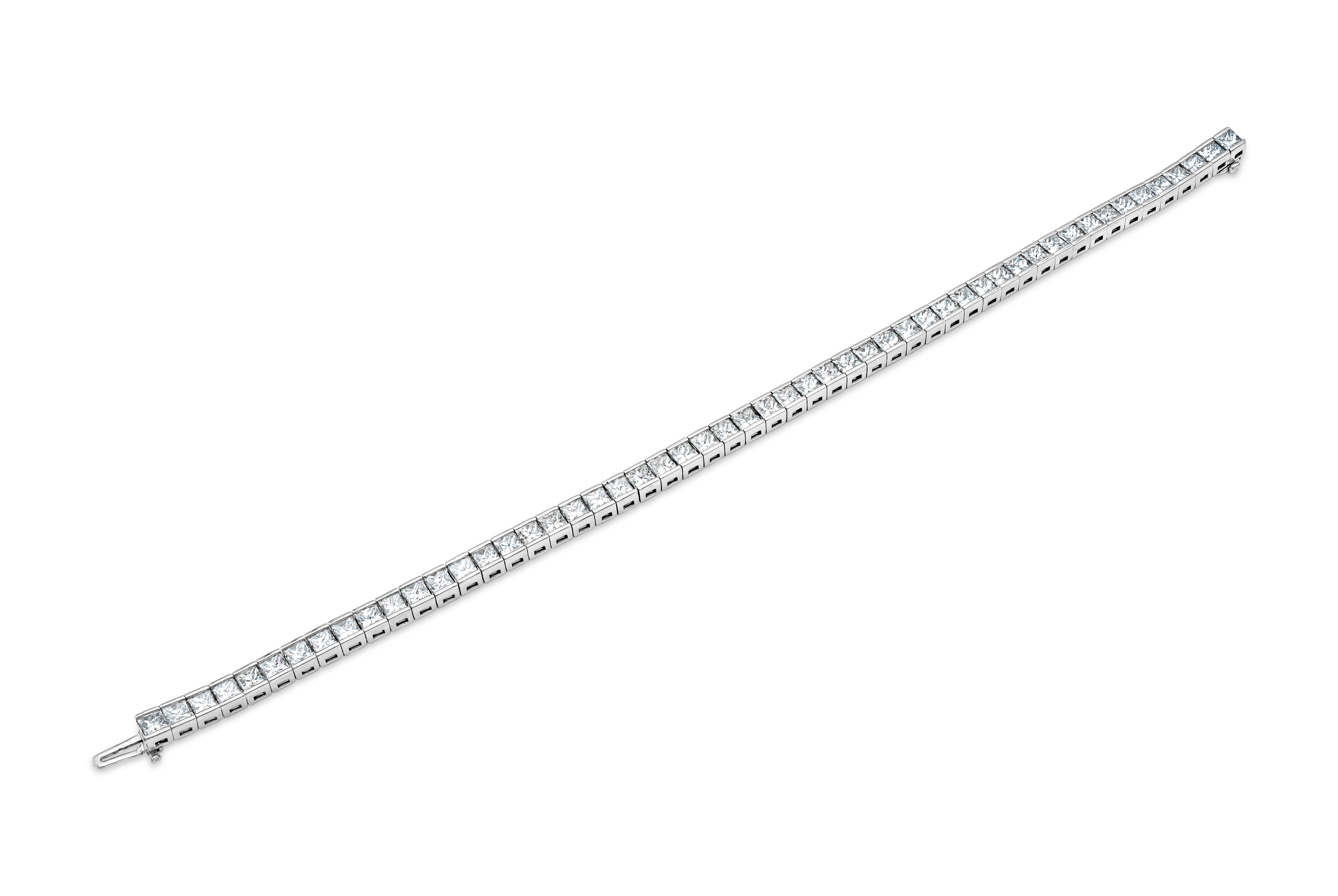 Tennisarmband mit 4,95 Karat rundem Brillanten im Brillantschliff und runden Diamanten in zwei Kanalfassungen (Zeitgenössisch) im Angebot