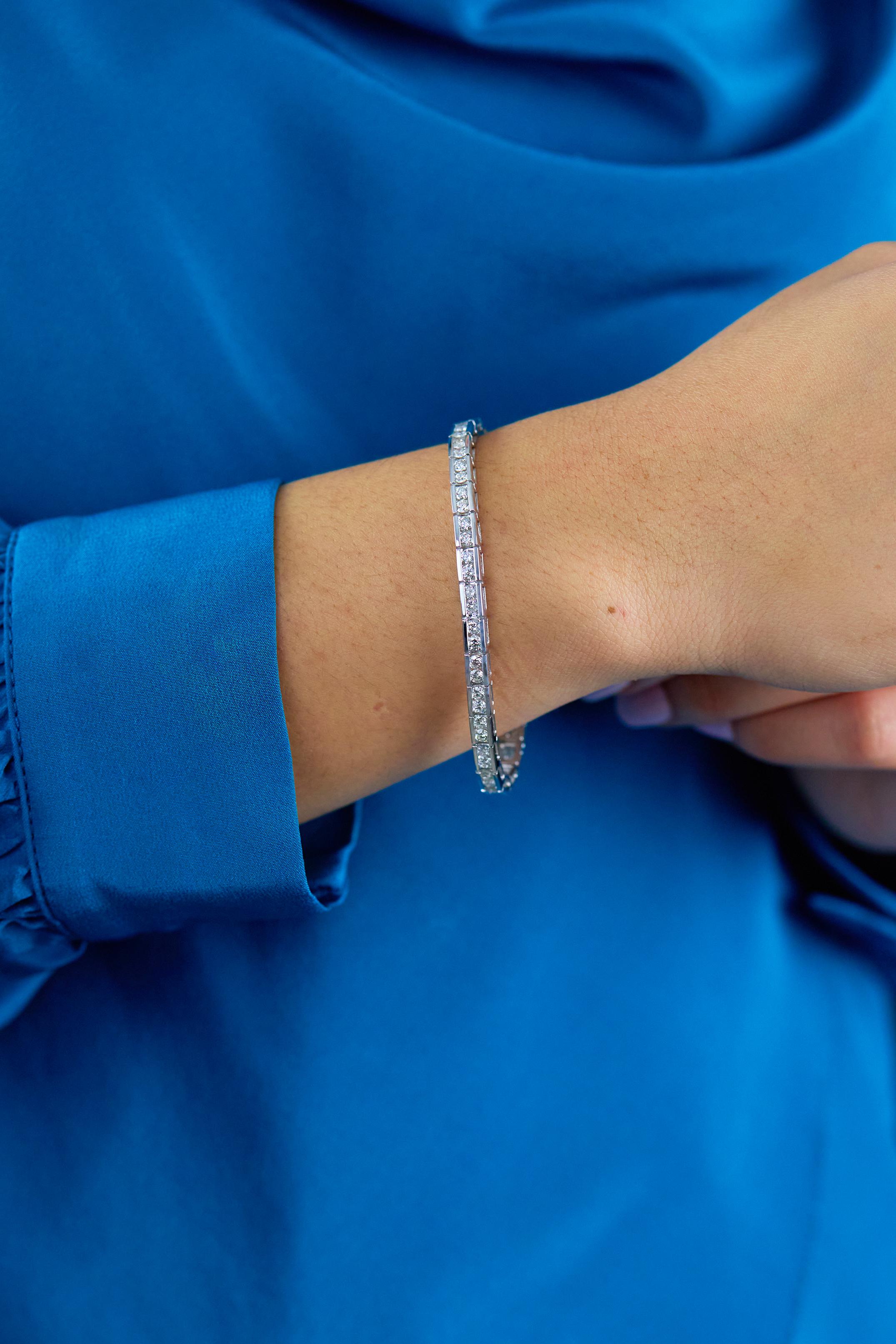 da uomo o donna 4,95 carati totali di diamanti rotondi taglio brillante incastonati in un braccialetto da tennis in vendita