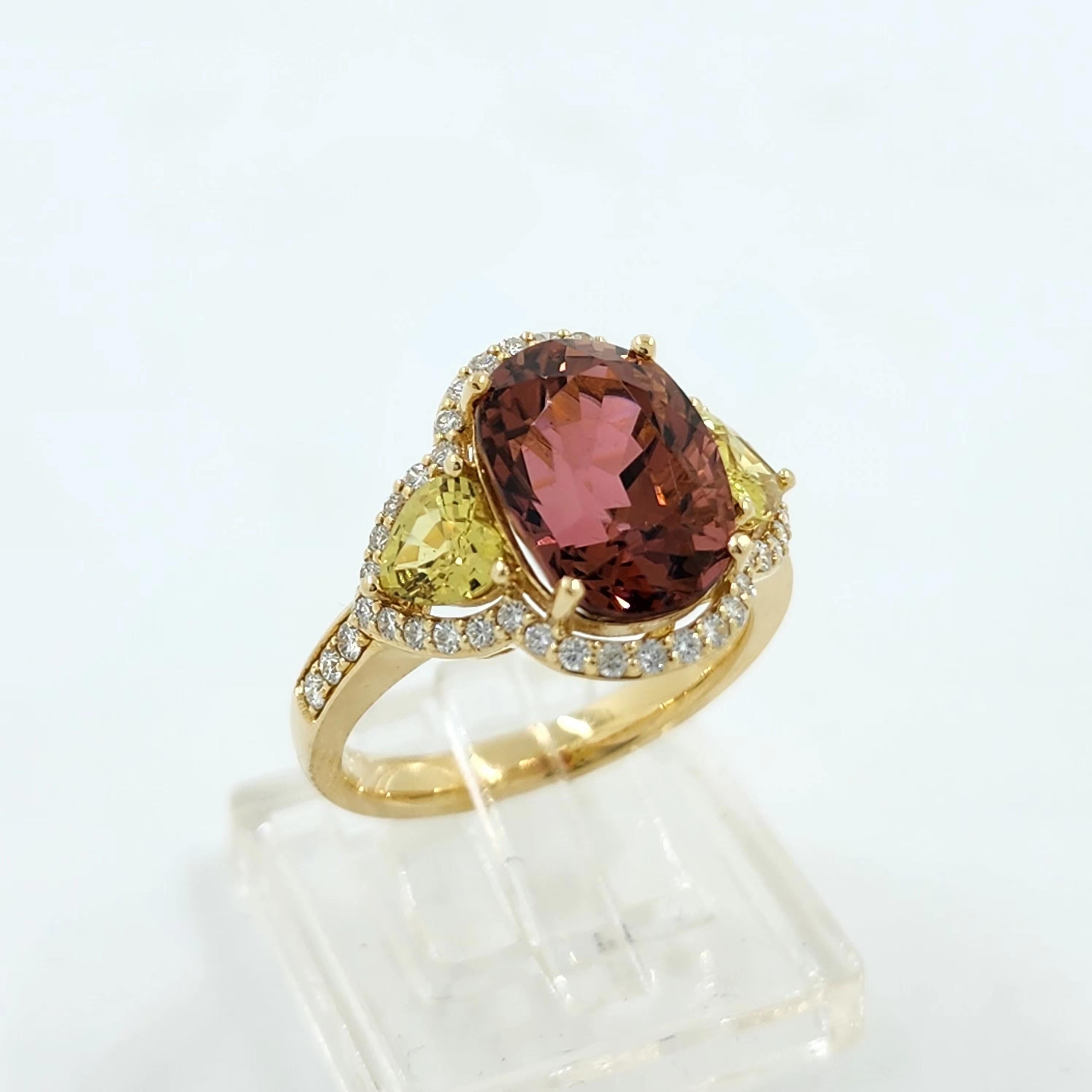 Taglio ovale Anello con tormalina, zaffiro giallo e diamante da 4,95 carati in oro giallo 18 carati in vendita