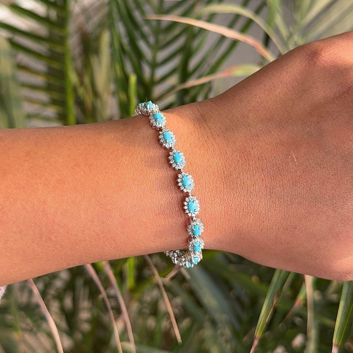 Pulsera de tenis de plata de ley 925 con circonita cúbica turquesa de 4,95 quilates. Necesitarás un brazalete de tenis llamativo para marcar la diferencia con tu look. Cada pieza presenta deslumbrantes piedras de circonita cúbica, famosas por su
