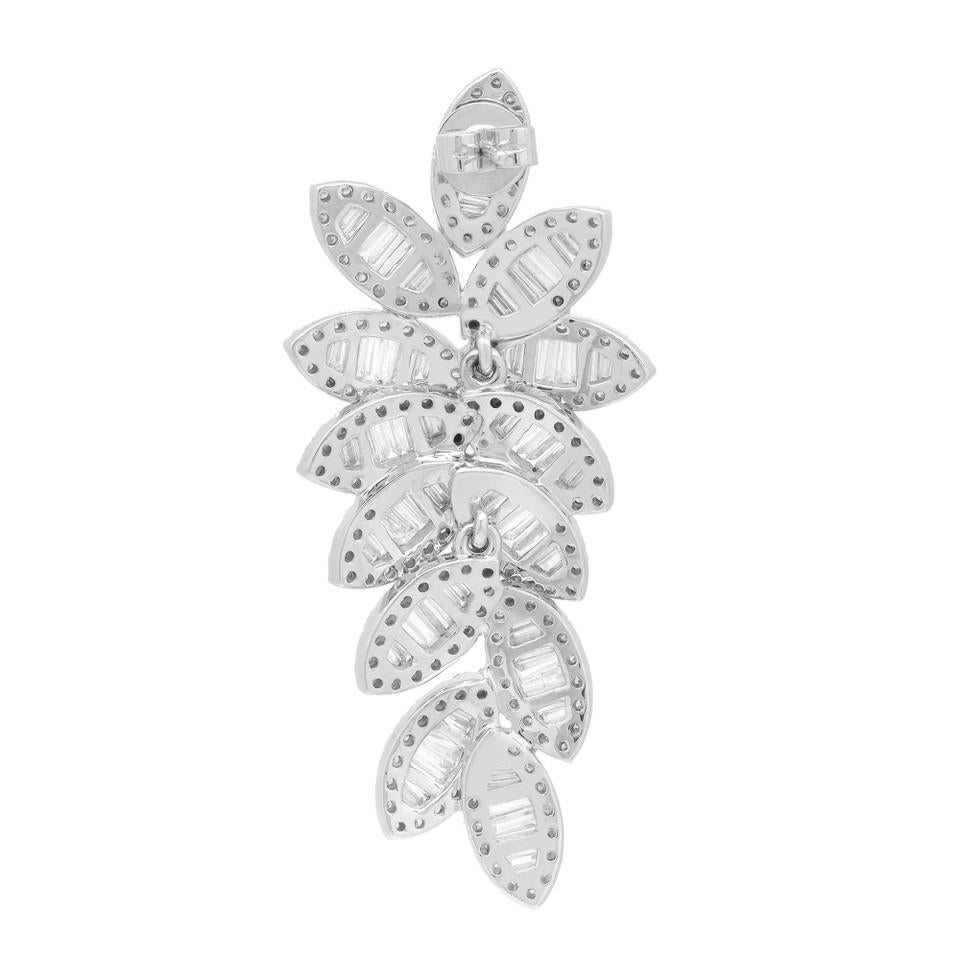Moderne Boucles d'oreilles pendantes en or blanc 18K avec diamants baguettes et ronds de 4,96 carats en vente
