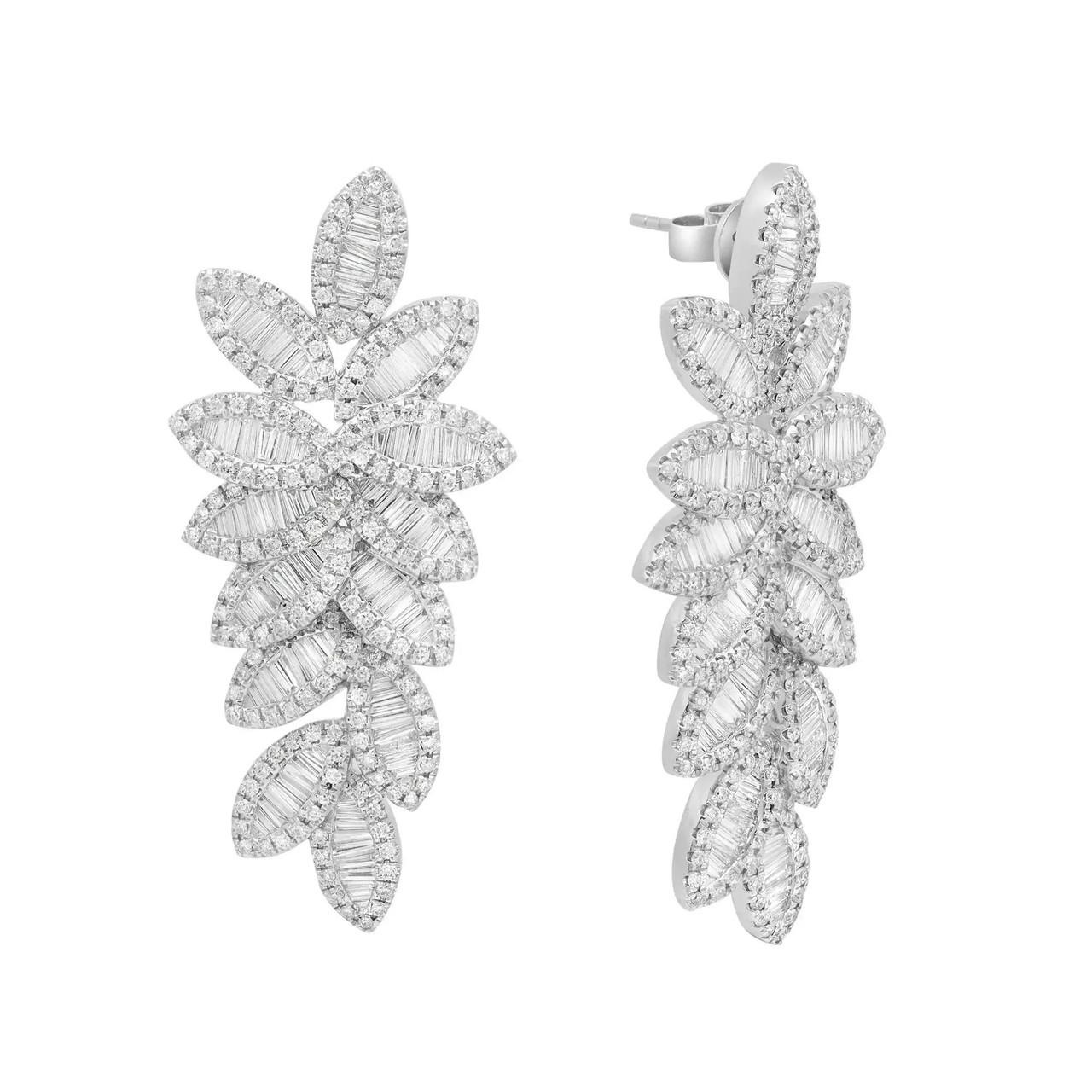 Taille baguette Boucles d'oreilles pendantes en or blanc 18K avec diamants baguettes et ronds de 4,96 carats en vente