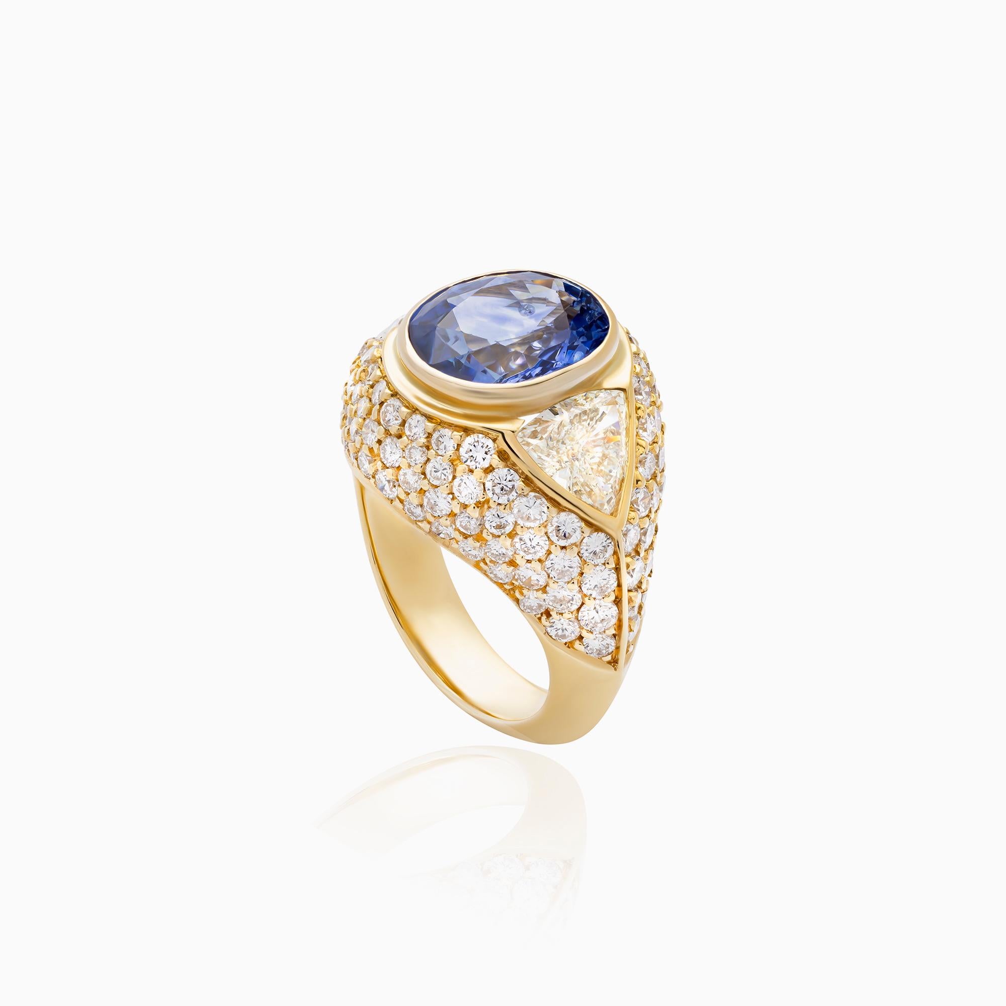 Bague saphir bleu, 4,96 carats, bague diamant, 3,54 carats, or jaune 18K, bijoux d'inspiration vintage. Cette bague exceptionnelle en or jaune 18 carats est ornée d'un saphir bleu de taille ovale pesant environ 4,96 carats. Connu pour sa teinte