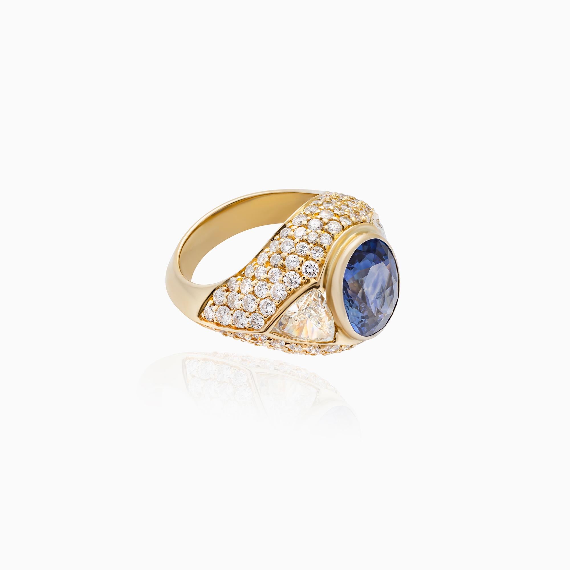 Taille ovale Bague en or jaune 18 carats saphir bleu 4,96 carats et diamant 3,54 carats en vente