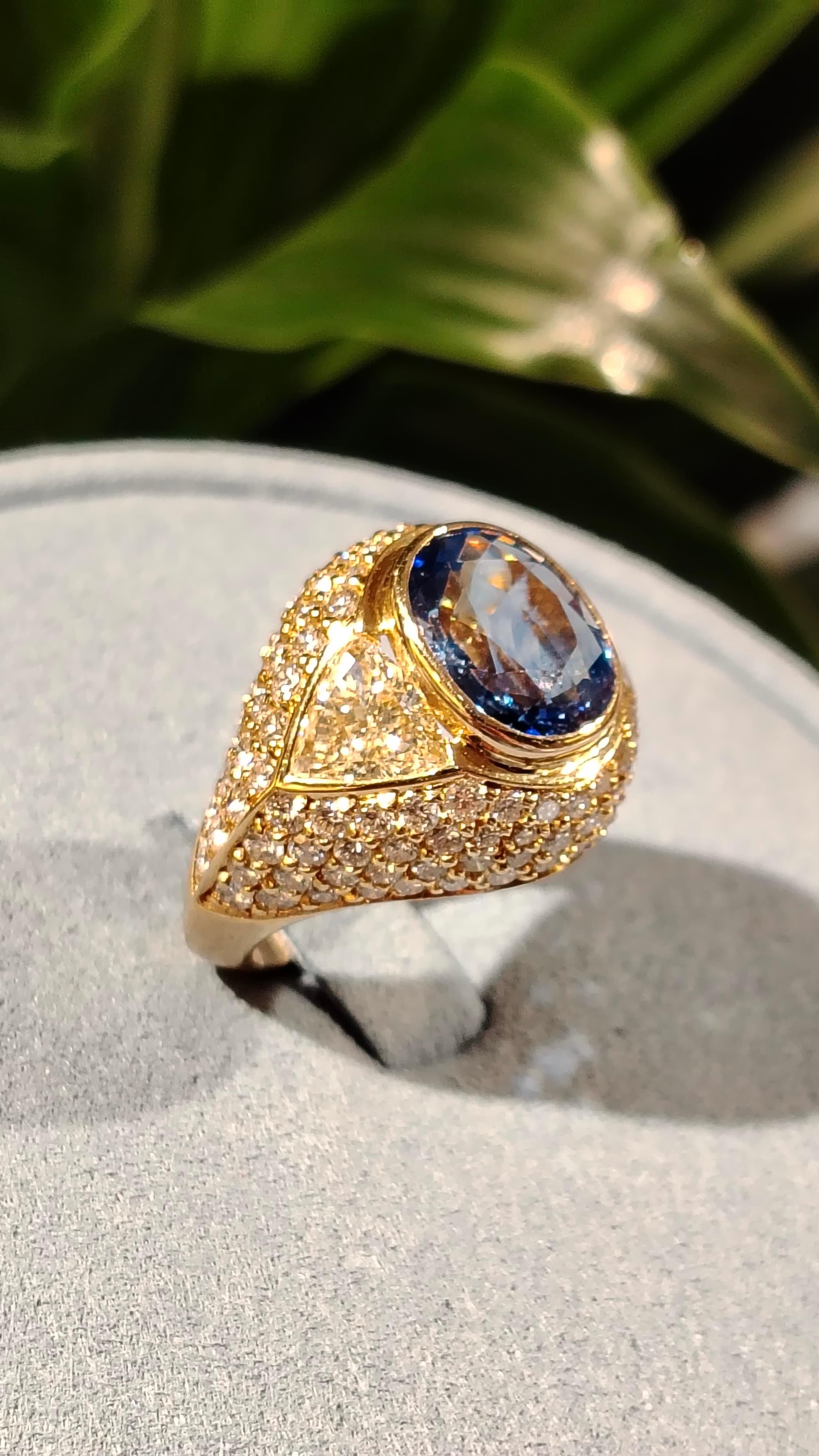Bague en or jaune 18 carats saphir bleu 4,96 carats et diamant 3,54 carats Pour femmes en vente