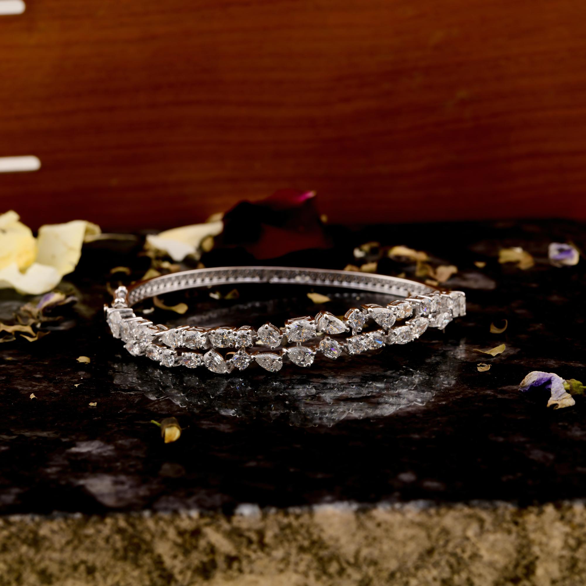 Donna 4,96 Carati SI Chiarezza HI Colore Diamante Bracciale Curva Oro Bianco 18 Carati in vendita