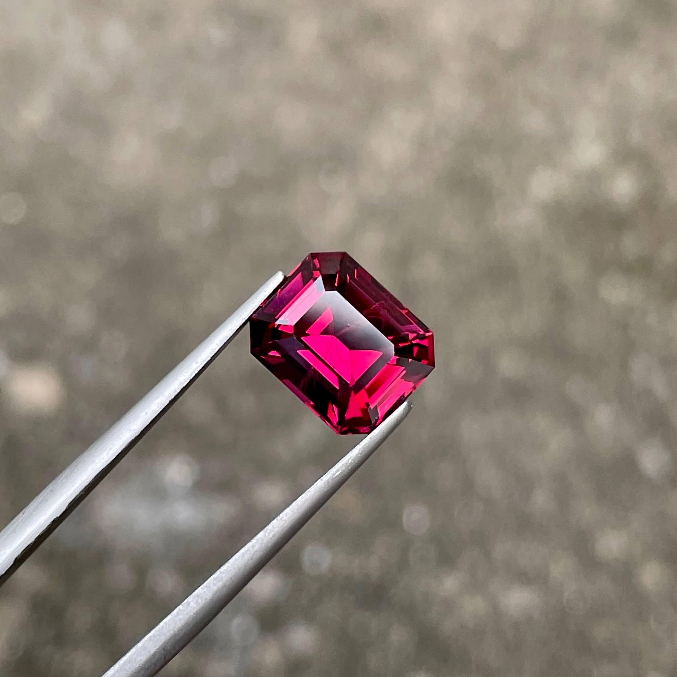 Moderno 4.96 carats Pinkish Red Pyrope Garnet Emerald Cut Natural Tanzanian Gemstone in vendita