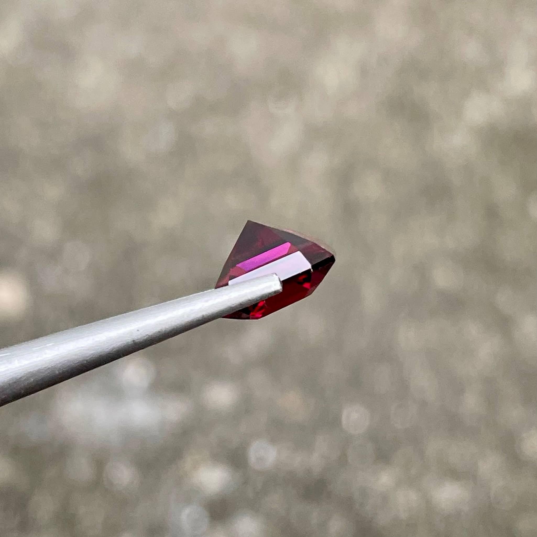 4.96 carats Pinkish Red Pyrope Garnet Emerald Cut Natural Tanzanian Gemstone In condizioni Nuovo in vendita a Bangkok, TH