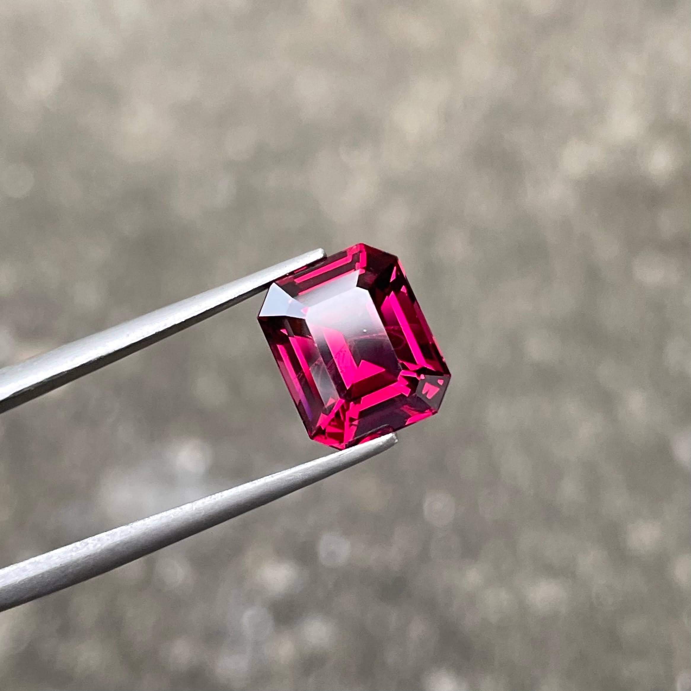 4.96 carats Pinkish Red Pyrope Garnet Emerald Cut Natural Tanzanian Gemstone in vendita 2