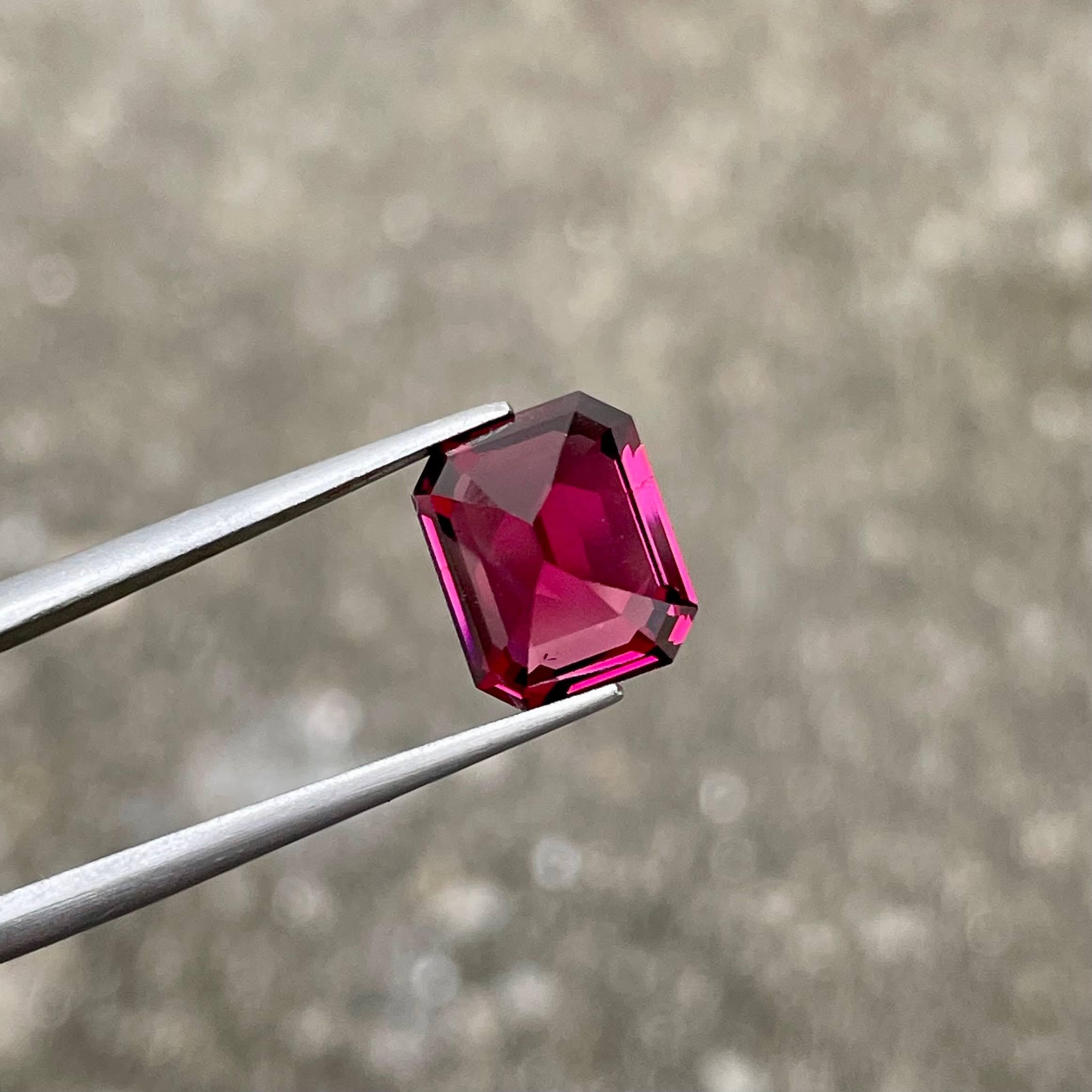 4.96 carats Pinkish Red Pyrope Garnet Emerald Cut Natural Tanzanian Gemstone in vendita 3