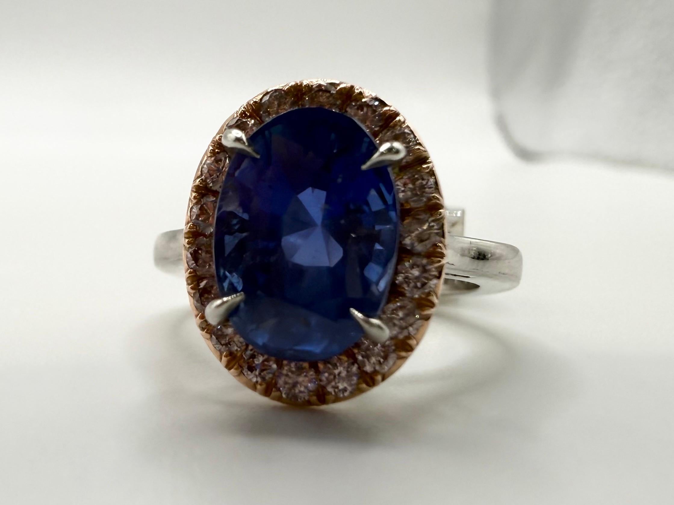 Atemberaubende Saphir Ring insgesamt 4,96 Karat unerhitzt GIA zertifiziert Zentrum aus Sri Lanka. Der Ring ist mit kleinen Halo von Diamanten, um die atemberaubende Mitte insgesamt 0,41 Karat VS-SI Klarheit F-G Farbe hinzuzufügen entworfen. Die