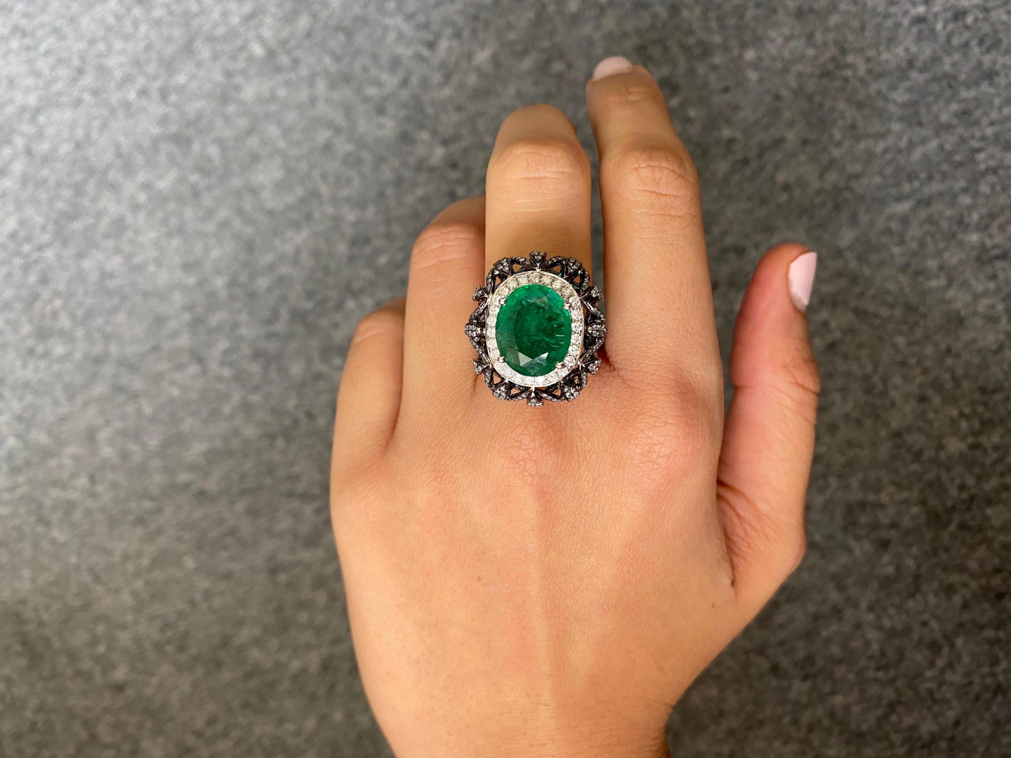 Bague cocktail à dôme en émeraude et diamants de 4,97 carats Unisexe en vente