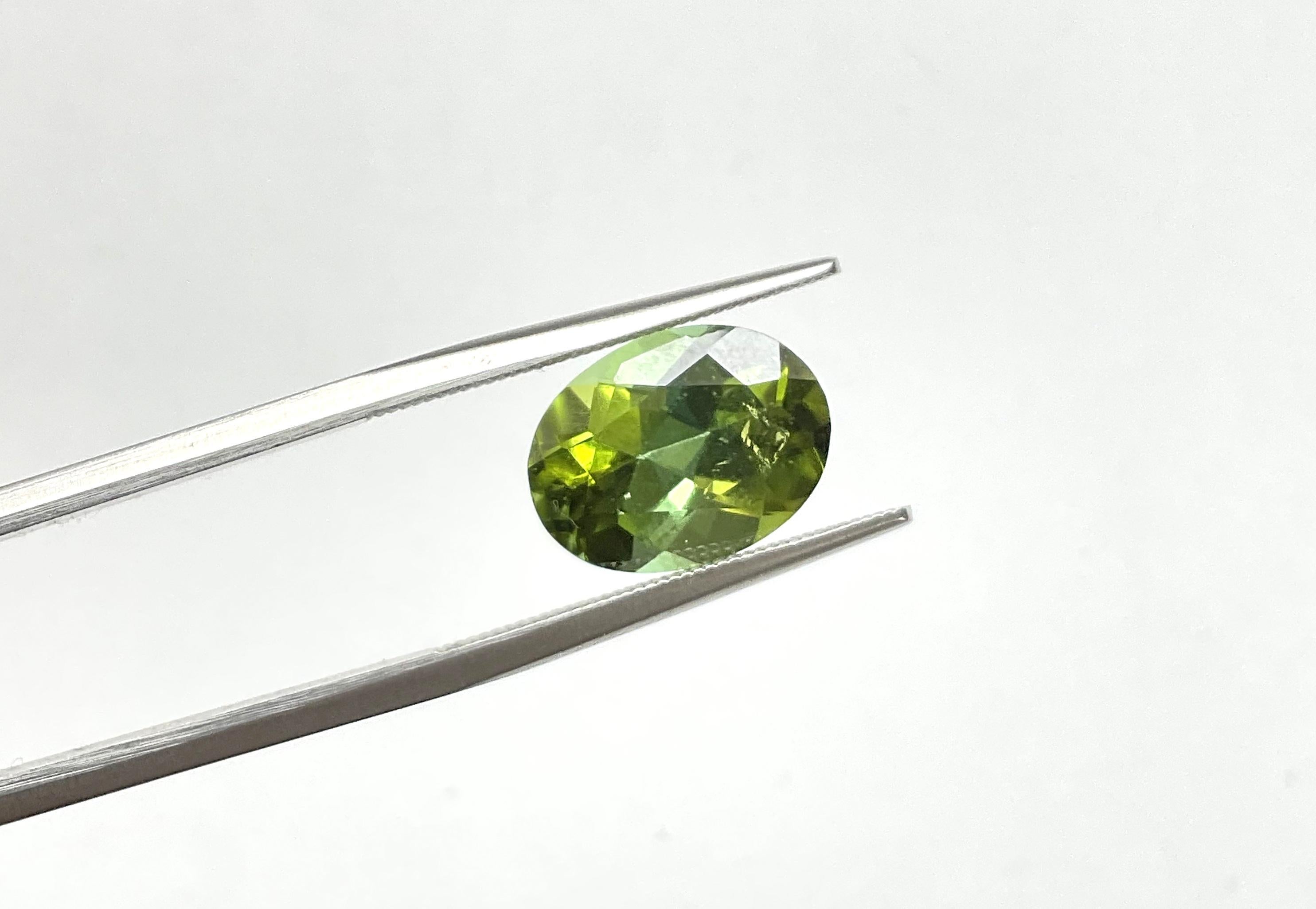 Women's or Men's 4.97 Carats Green Tourmaline Oval Faceted cutstone Fine Jewelry Natural Gemstone For Sale