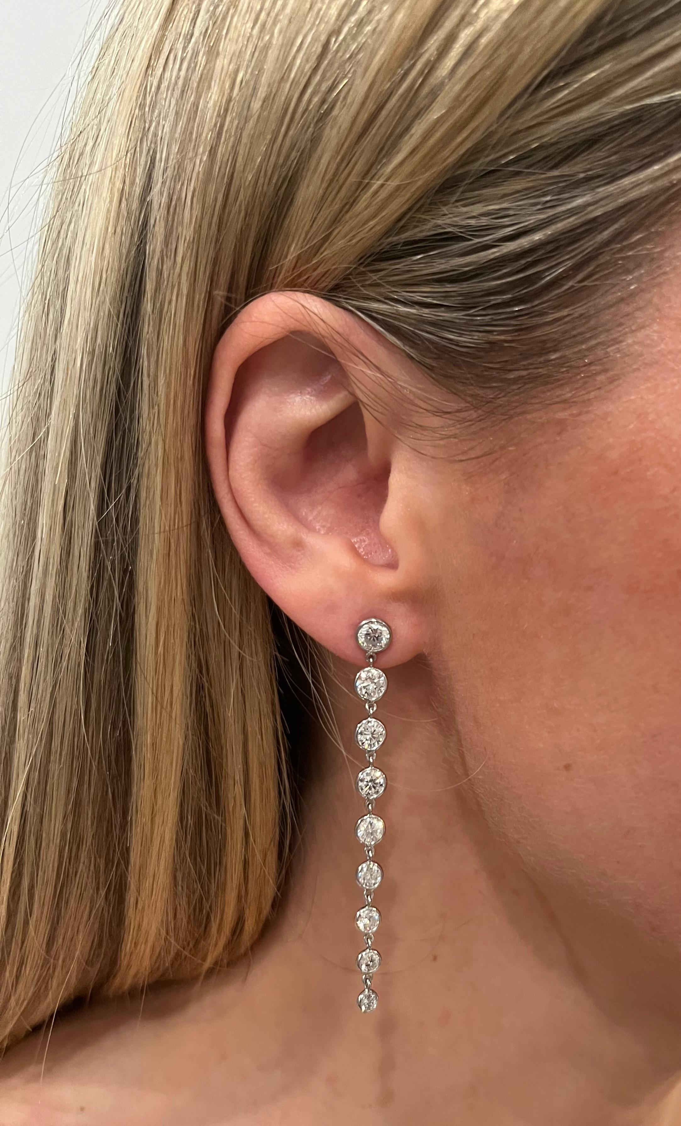 Moderne Boucles d'oreilles graduées en platine avec diamants d'un poids total de 4,97 carats en vente