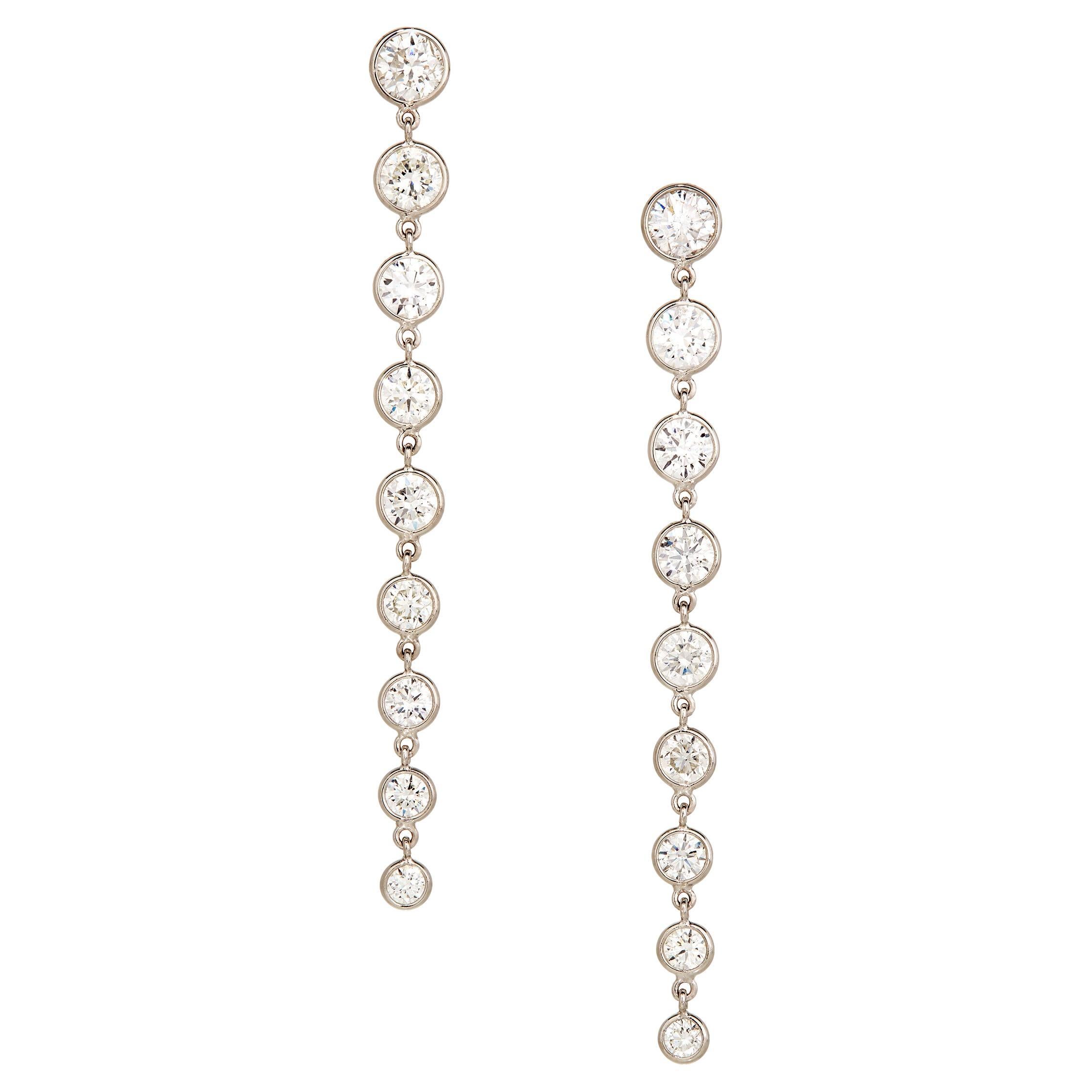 Boucles d'oreilles graduées en platine avec diamants d'un poids total de 4,97 carats en vente