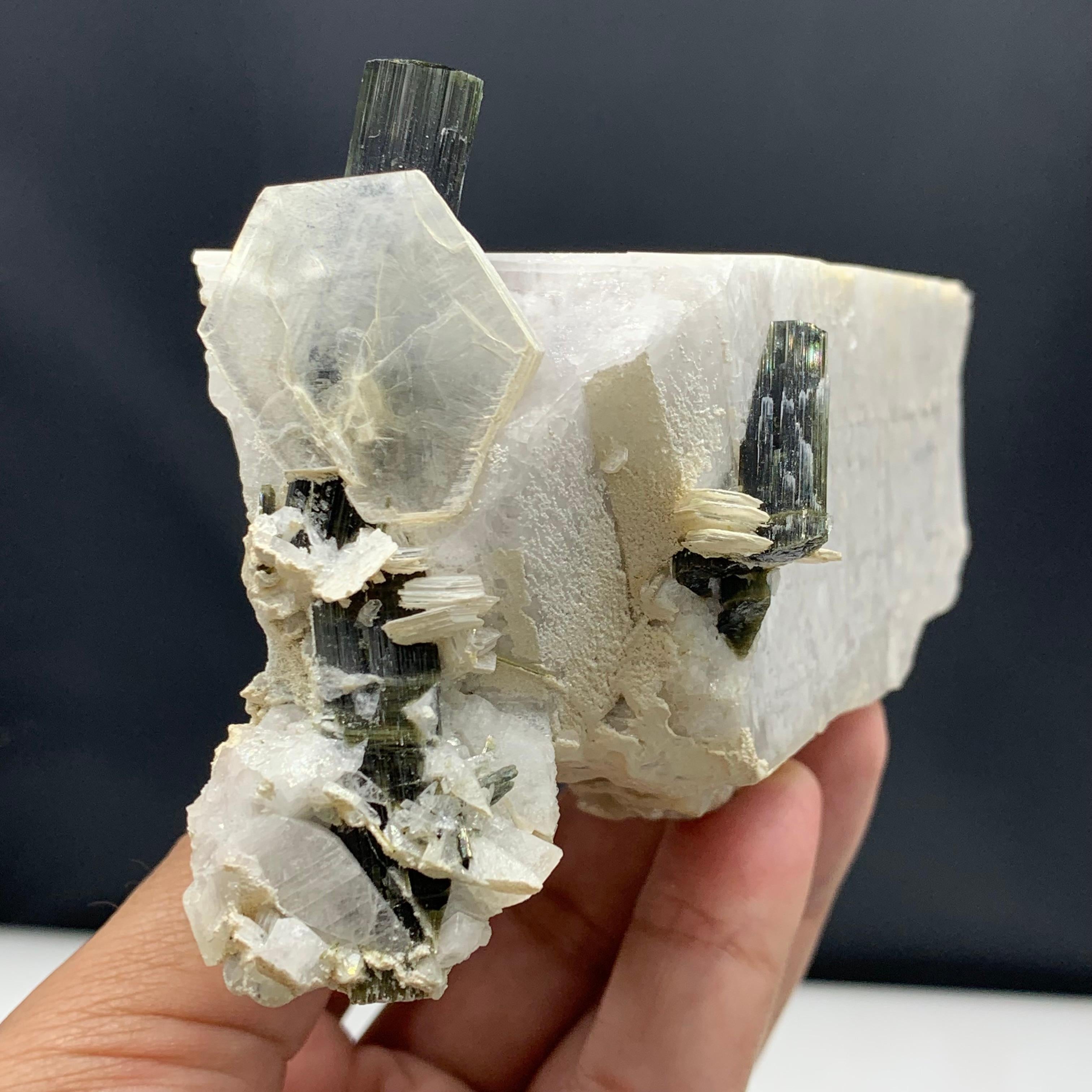 497.97 Gram Tourmaline Attach With Albite and Feldspar Specimen From Pakistan In Good Condition For Sale In Peshawar, PK