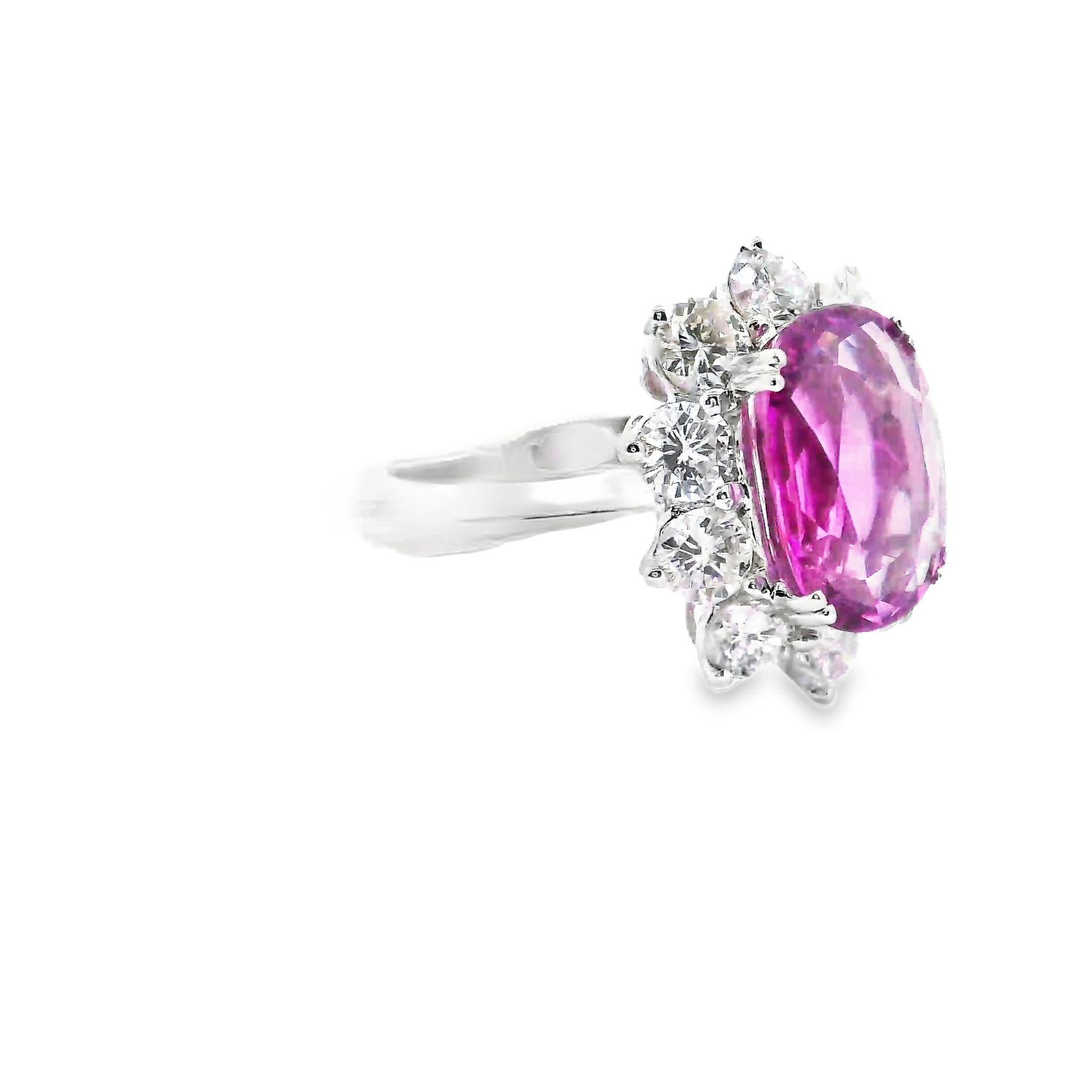 Dieser klassische Ring im Stil von Prinzessin Diana enthält einen wunderschönen rosa Saphir von fast 5 Karat (4,98). Sie hat eine helle und leuchtende reinrosa Farbe und lässt sich hervorragend schneiden. Der Schliff des Steins lässt ihn größer