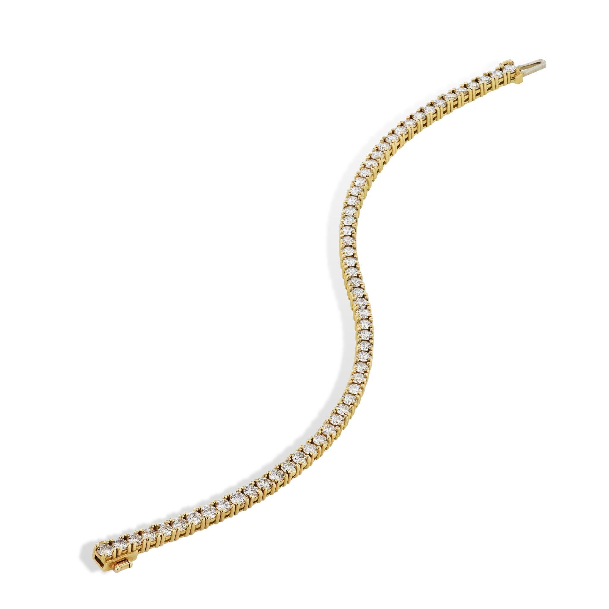 Ce magnifique bracelet de tennis en or jaune 18 carats éblouit par ses 58 éblouissants diamants ronds de taille brillante ! Montée à la main avec un sertissage à 4 branches et fabriquée de manière experte par H & H Jewels, c'est une vision à couper