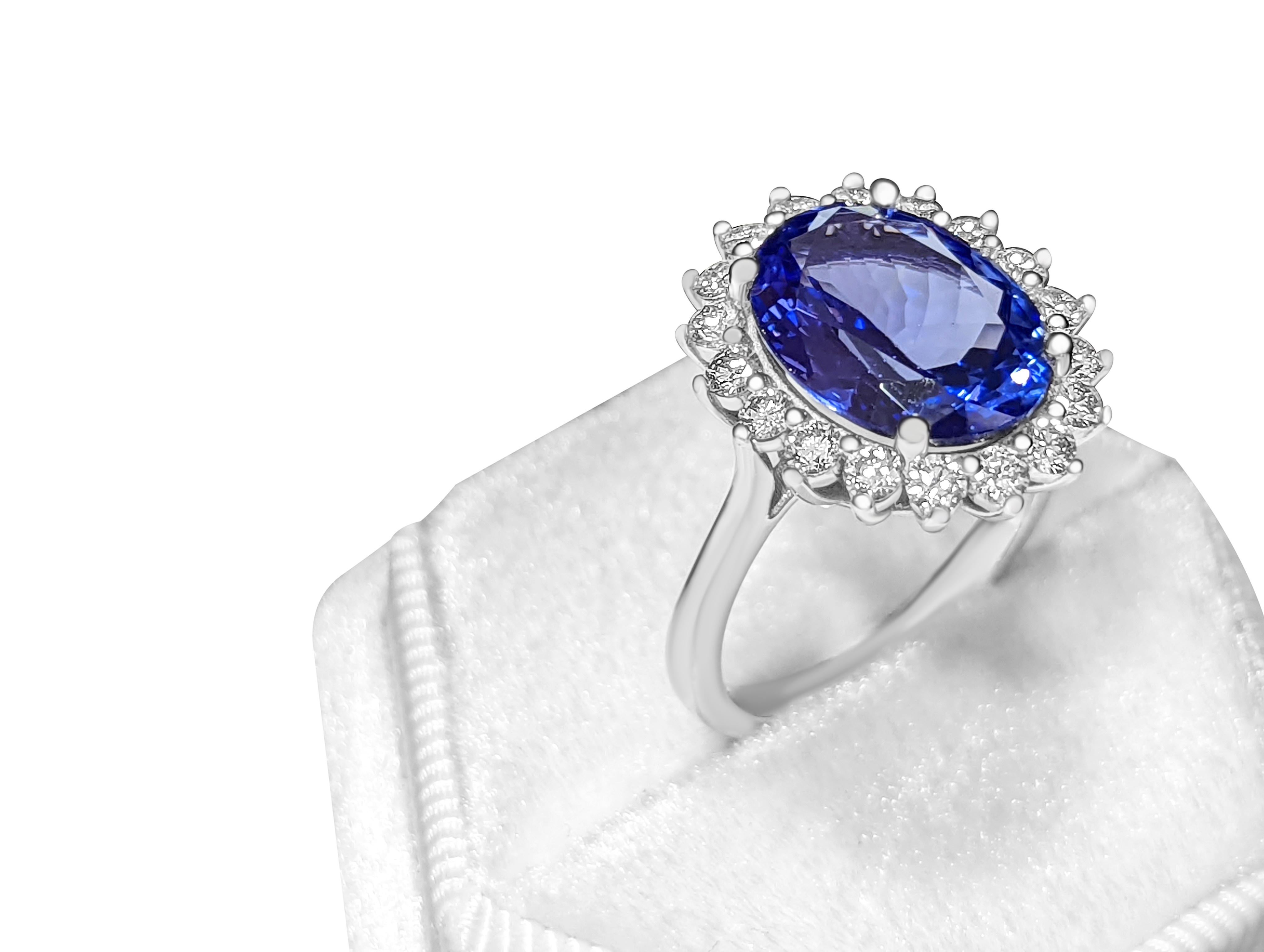 4.98 Carat Tanzanite and 0.80 Ct Diamonds, 14 Kt. White Gold, Ring In New Condition In Ramat Gan, IL