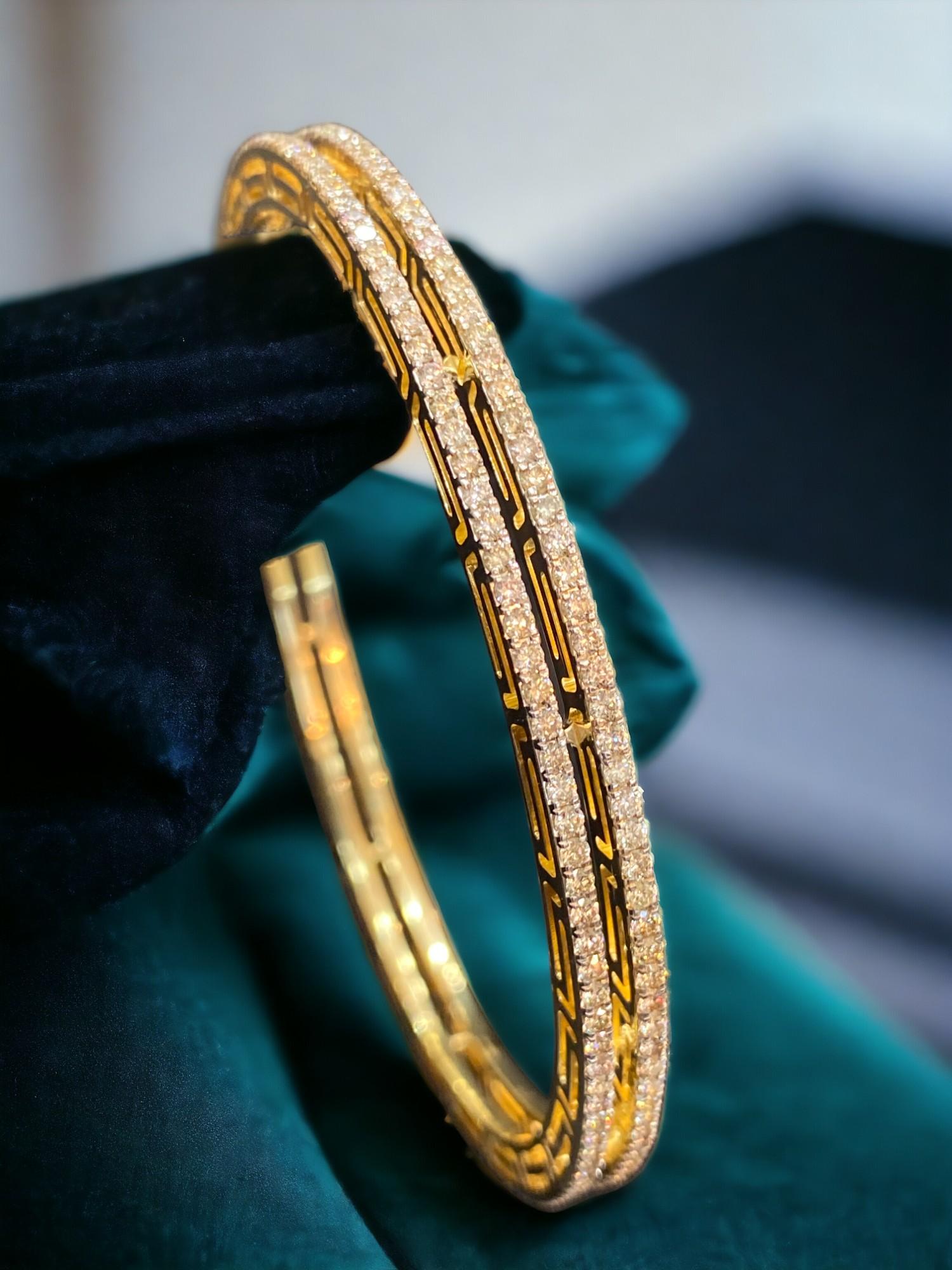 Ces éblouissants bracelets à double rangée, ornés de 4,98 carats de diamants ronds en or jaune 14 carats, sont le moyen idéal d'insuffler un peu de glamour à votre tenue !

Spécifications : 

Poids du diamant : 4,98 carats
Forme du diamant :