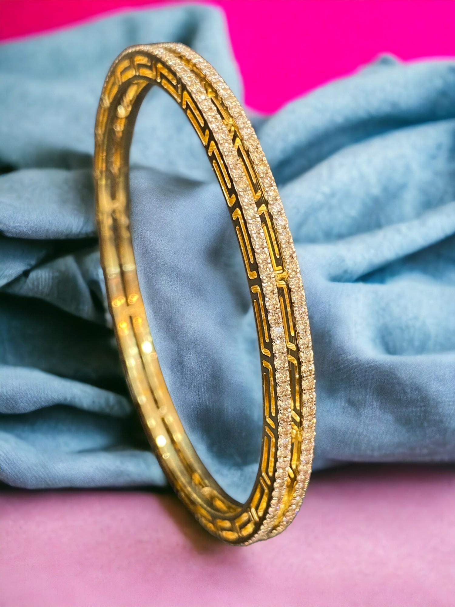 Contemporain 4.98 Carats F/VS1 Round Brilliant Cut Diamonds Double Row Bangle 14K Yellow Gold en vente