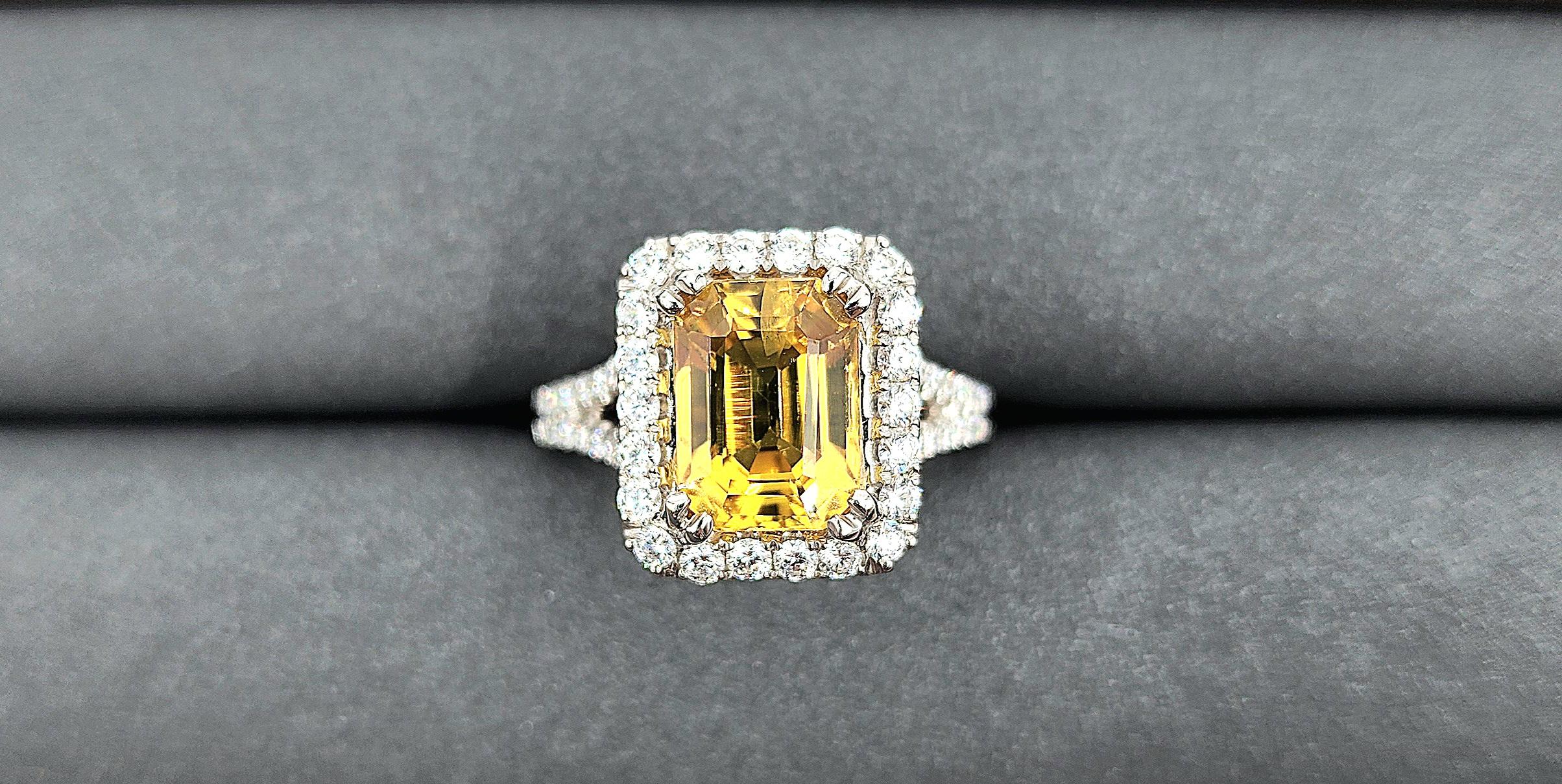 4.98 ct Natural Yellow Sapphire & Diamond Ring In New Condition For Sale In Chicago, IL