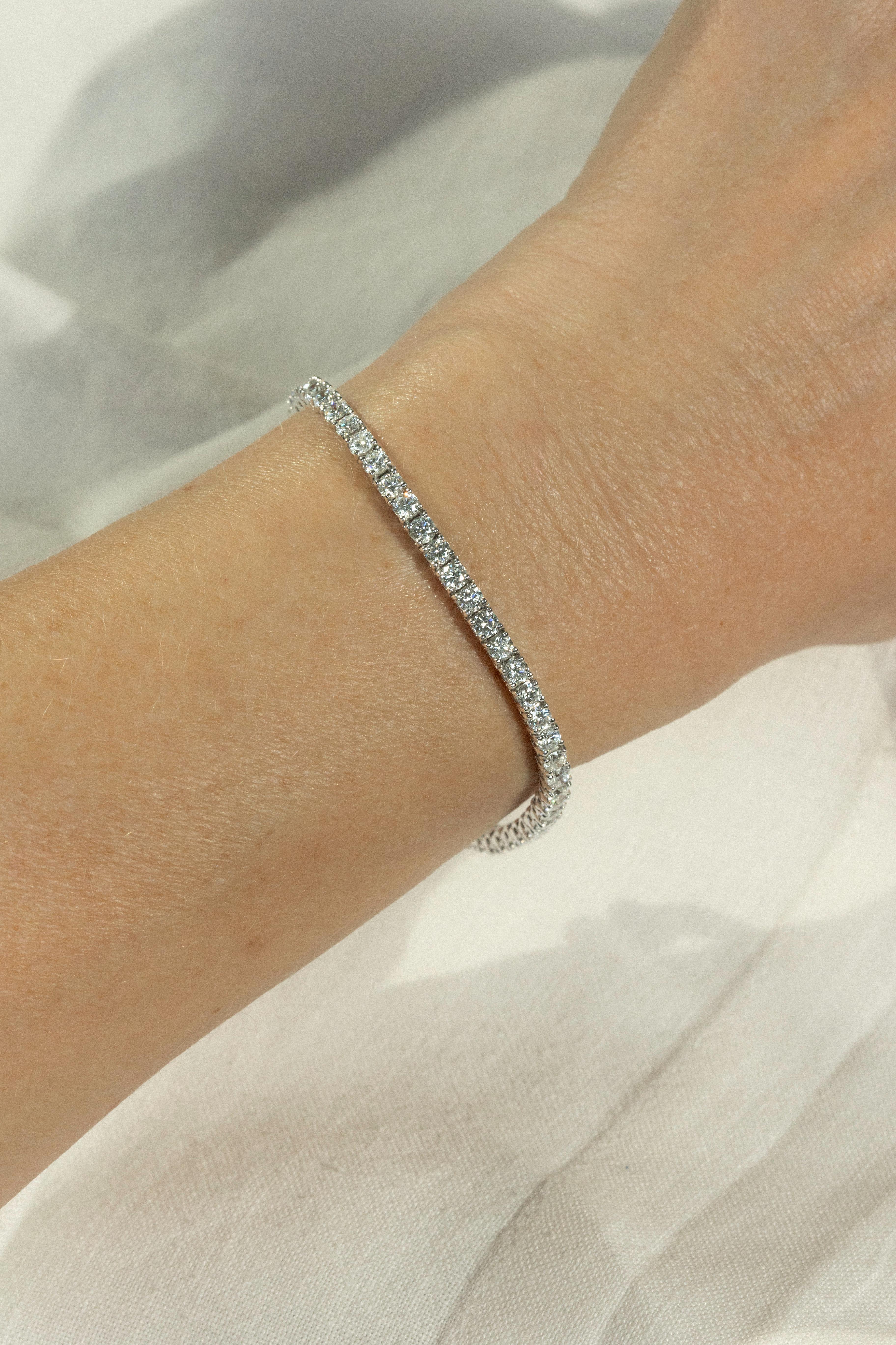 Brilliant Cut 4.98 ct Tennis Bracelet, FG VS Diamonds 2.80mm in White Gold For Sale
