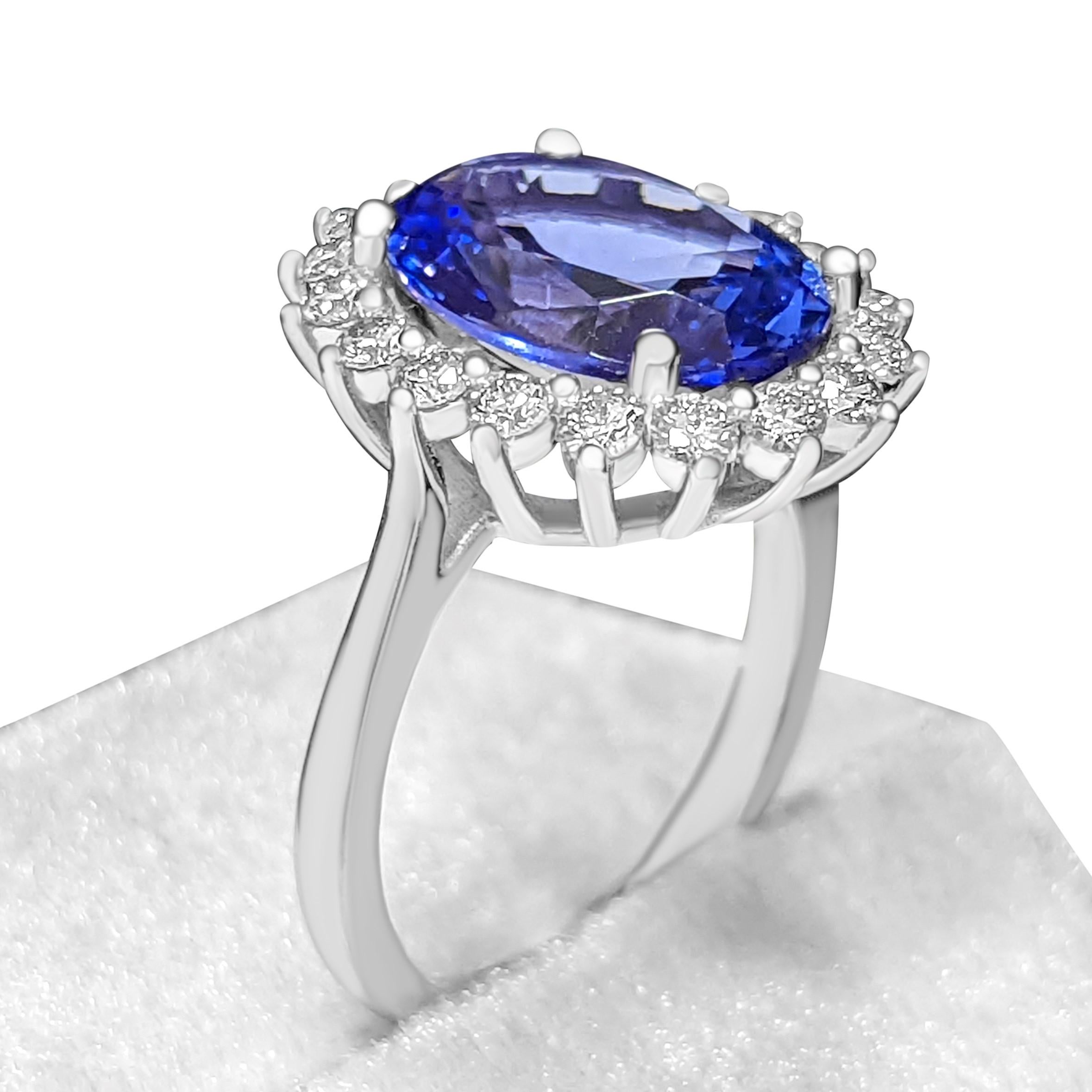 4.98 Ct Violetish Blue Tanzanite & 0.80 Ct Diamonds - 14 kt. White gold - Ring In New Condition In Ramat Gan, IL