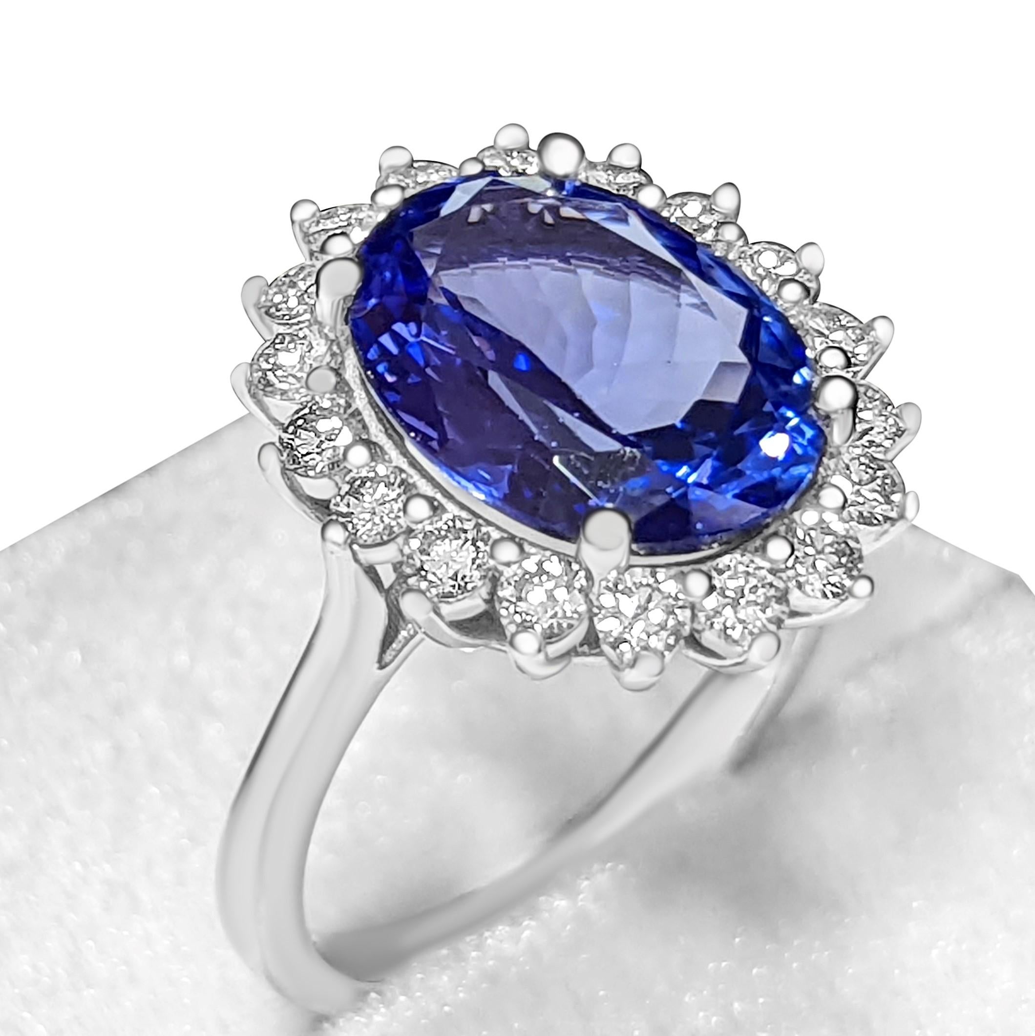 Women's 4.98 Ct Violetish Blue Tanzanite & 0.80 Ct Diamonds - 14 kt. White gold - Ring