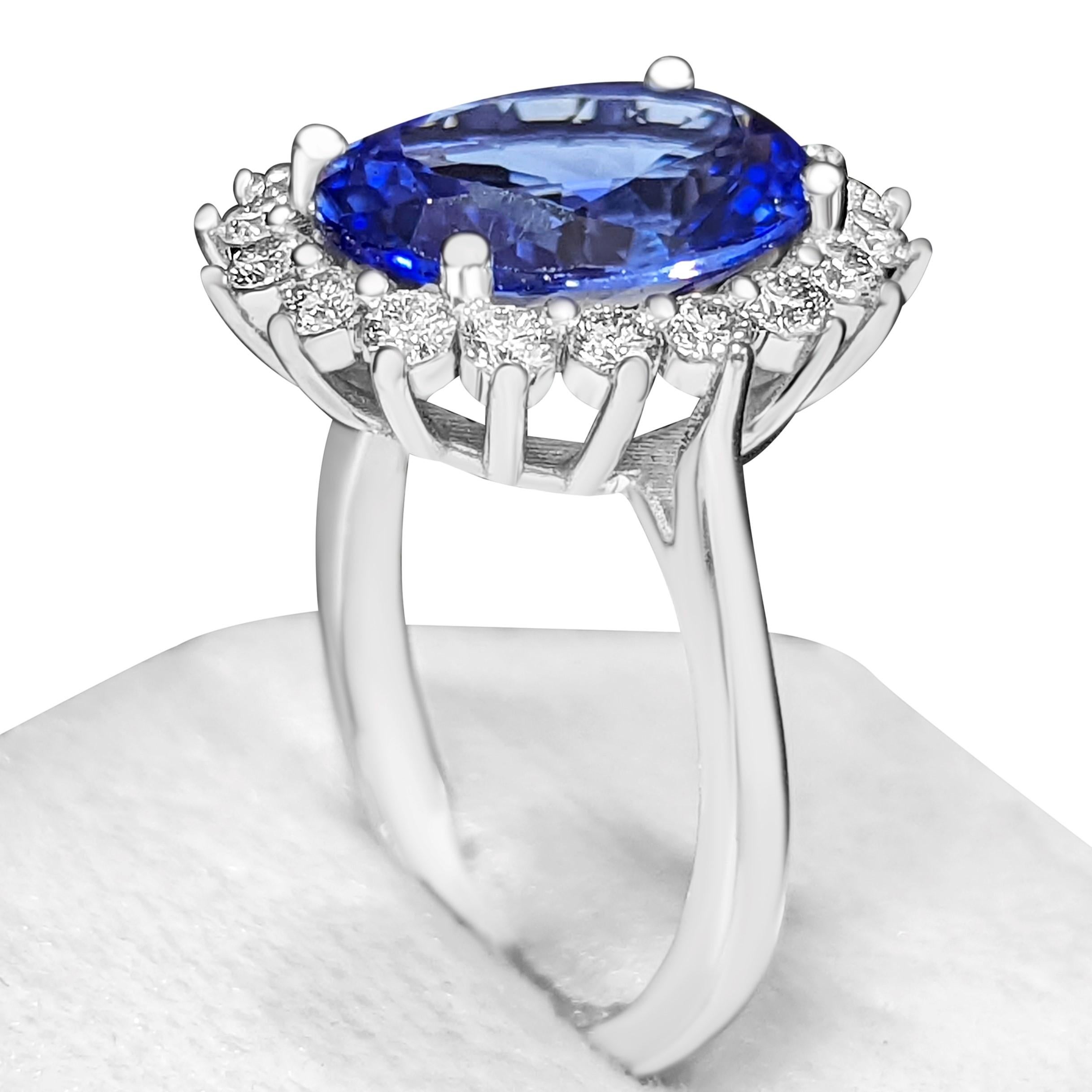 4.98 Ct Violetish Blue Tanzanite & 0.80 Ct Diamonds - 14 kt. White gold - Ring 1
