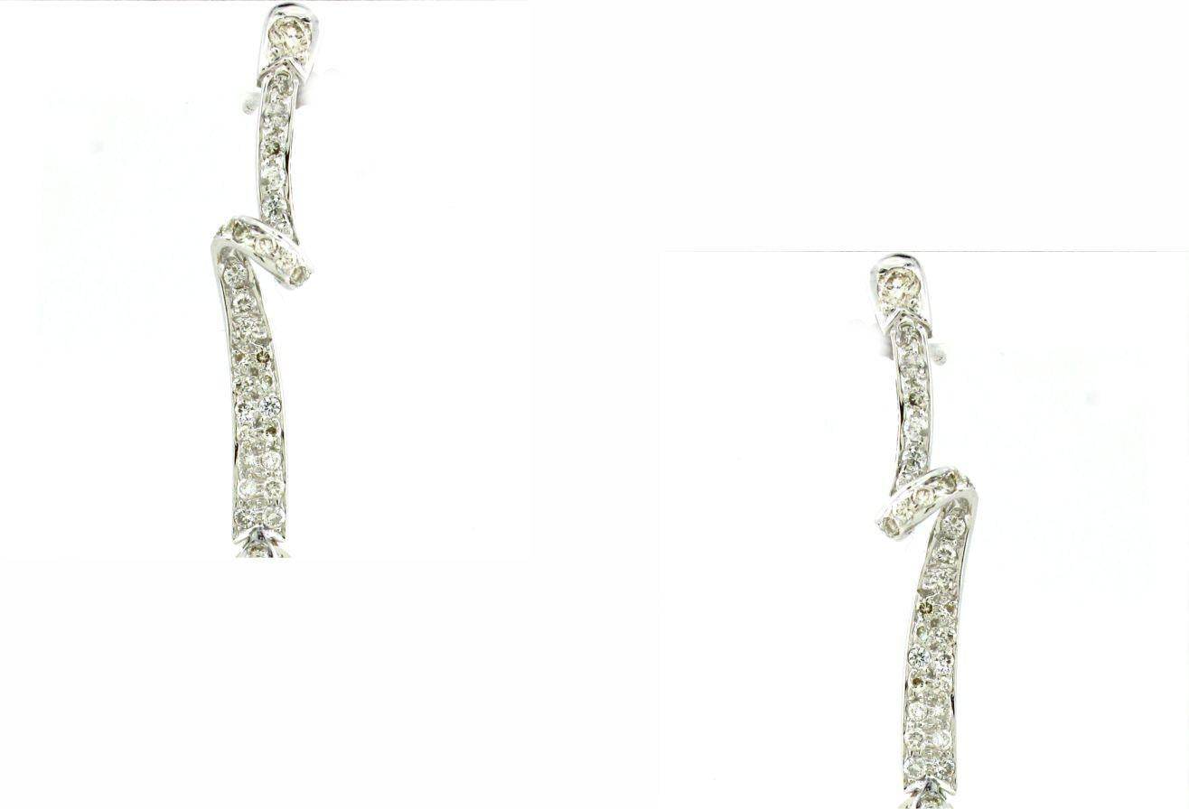 Eleganza per il tuo ensemble con questi squisiti orecchini a goccia, che sposano la raffinatezza moderna con l'eleganza senza tempo. Ogni orecchino presenta due citrini a pera doppiamente sfaccettati, per un totale di 49,8 carati, che irradiano