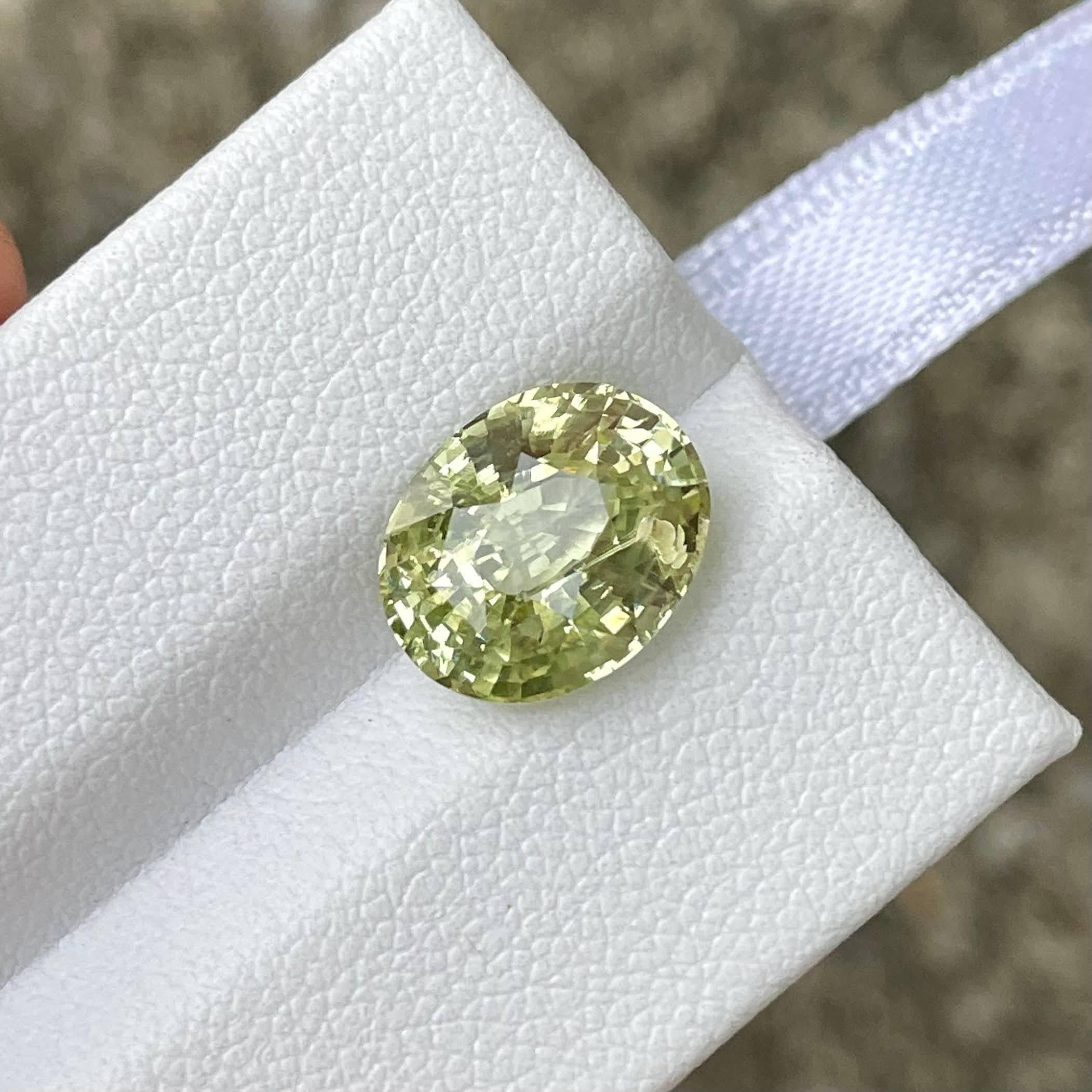 4.99 carats Yellow Sapphire Stone Oval Cut Natural Sri Lankan Gemstone In New Condition For Sale In Bangkok, TH