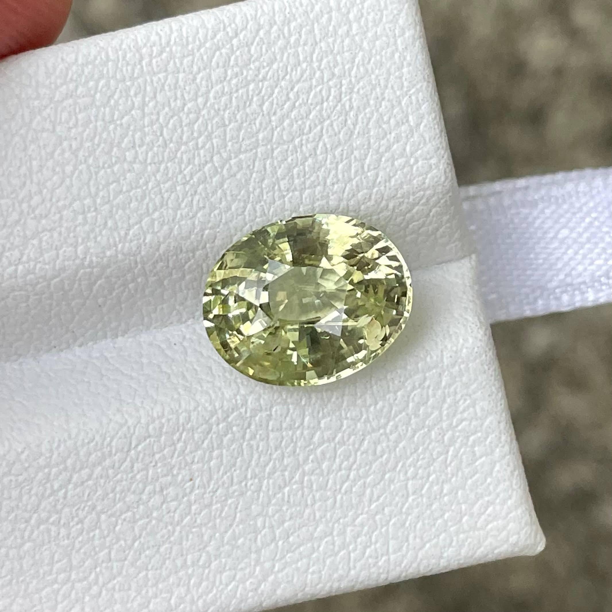 Women's or Men's 4.99 carats Yellow Sapphire Stone Oval Cut Natural Sri Lankan Gemstone For Sale